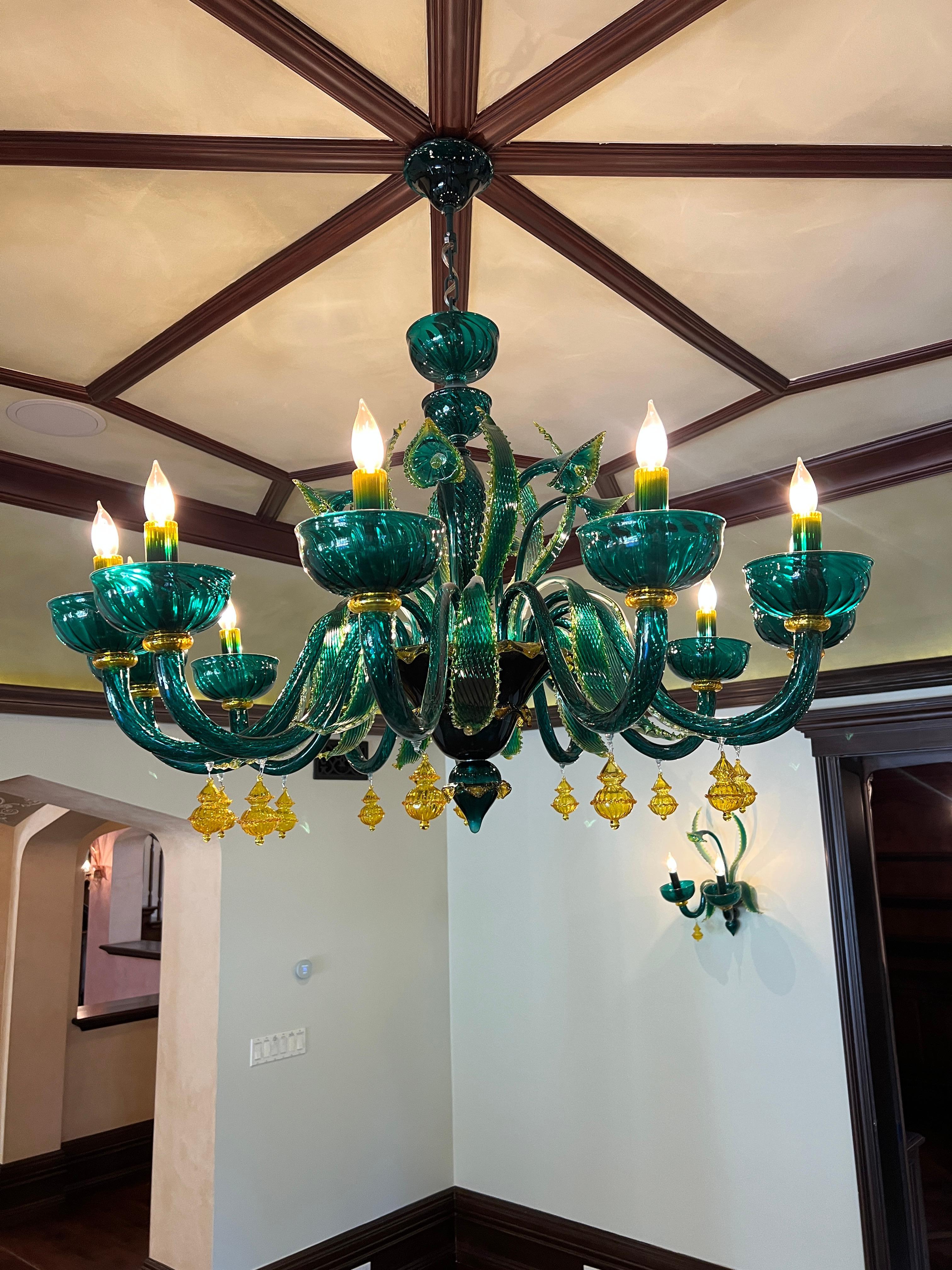 italien Lustre et appliques en verre de Murano de couleur vert émeraude et jaune d'ambre. en vente