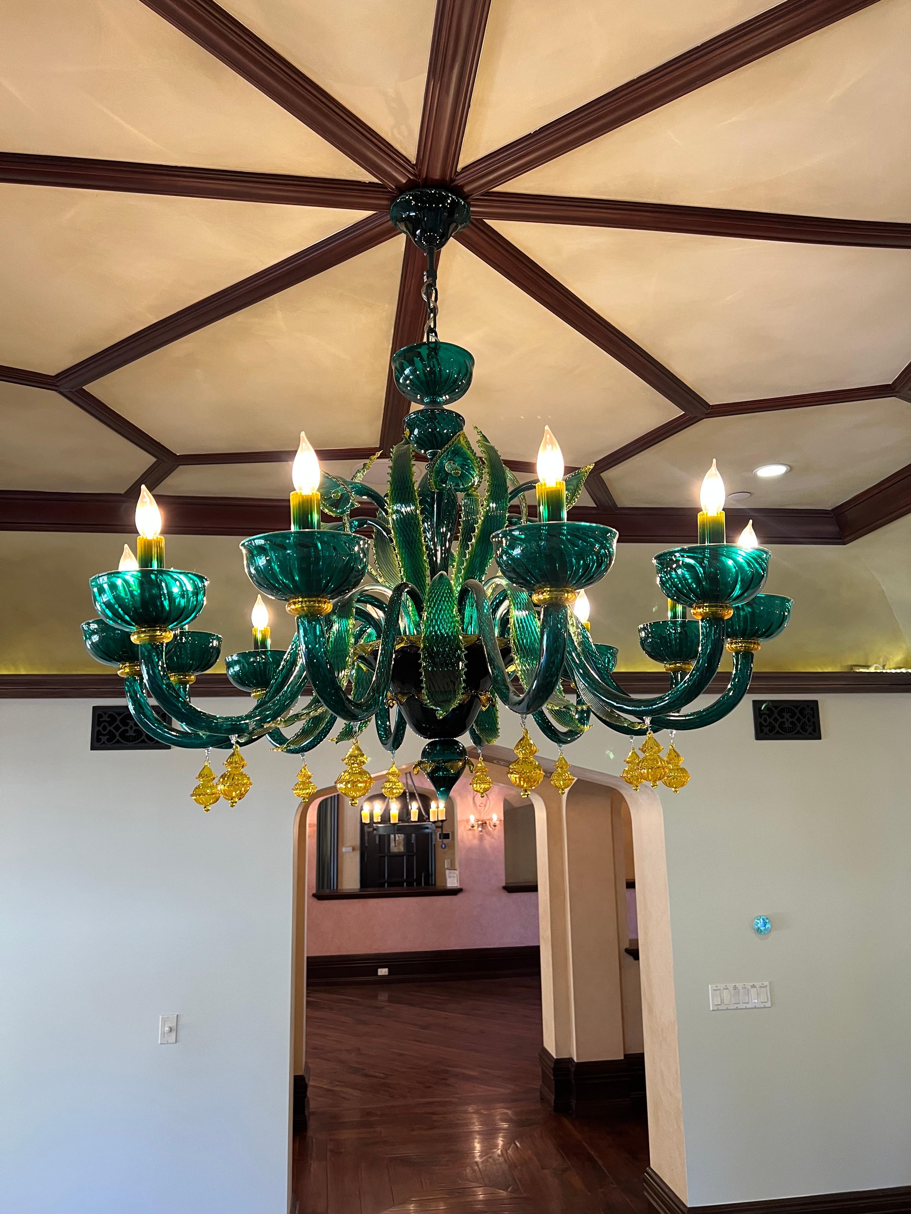 Fait main Lustre et appliques en verre de Murano de couleur vert émeraude et jaune d'ambre. en vente