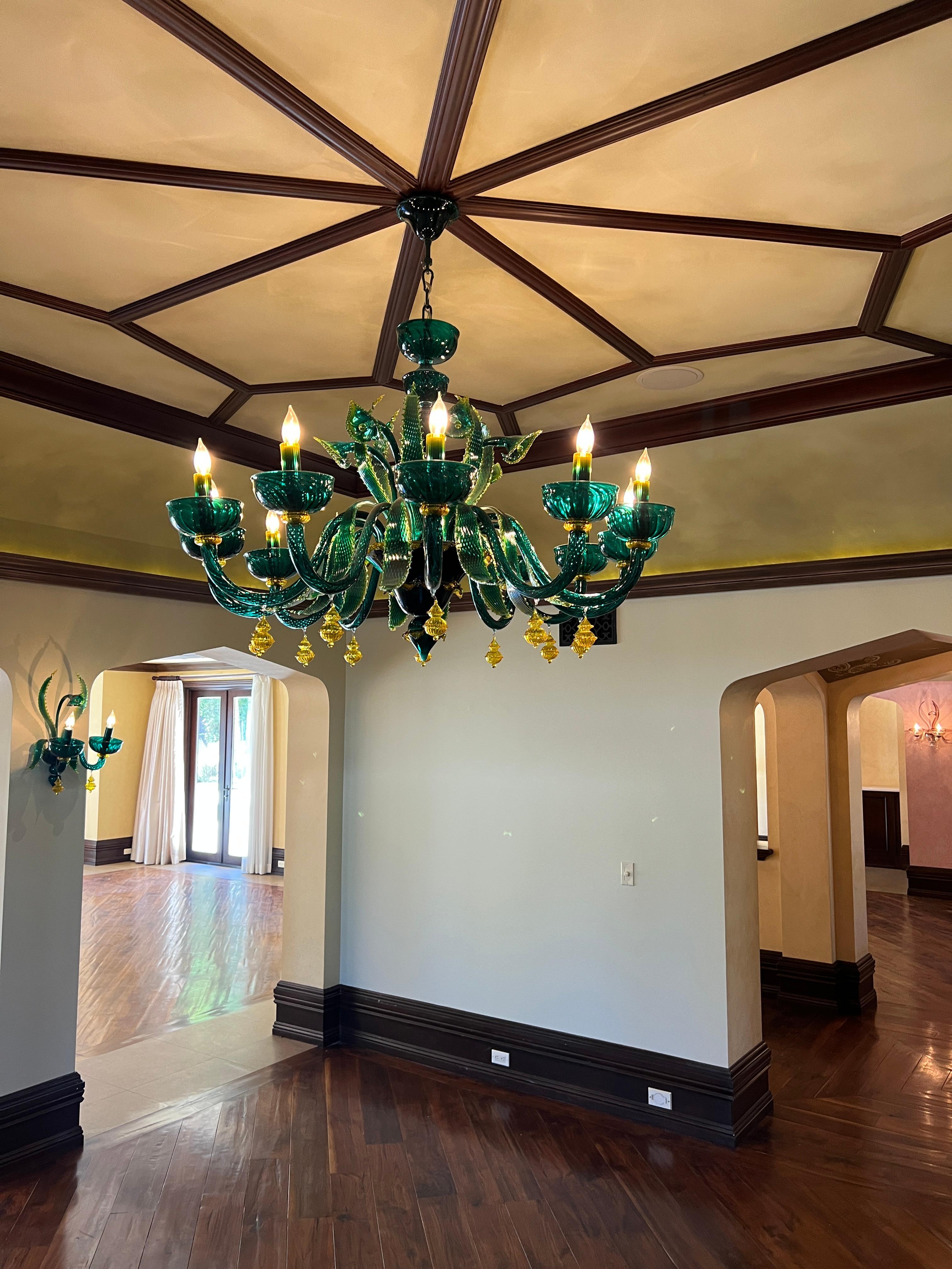 XXIe siècle et contemporain Lustre et appliques en verre de Murano de couleur vert émeraude et jaune d'ambre. en vente