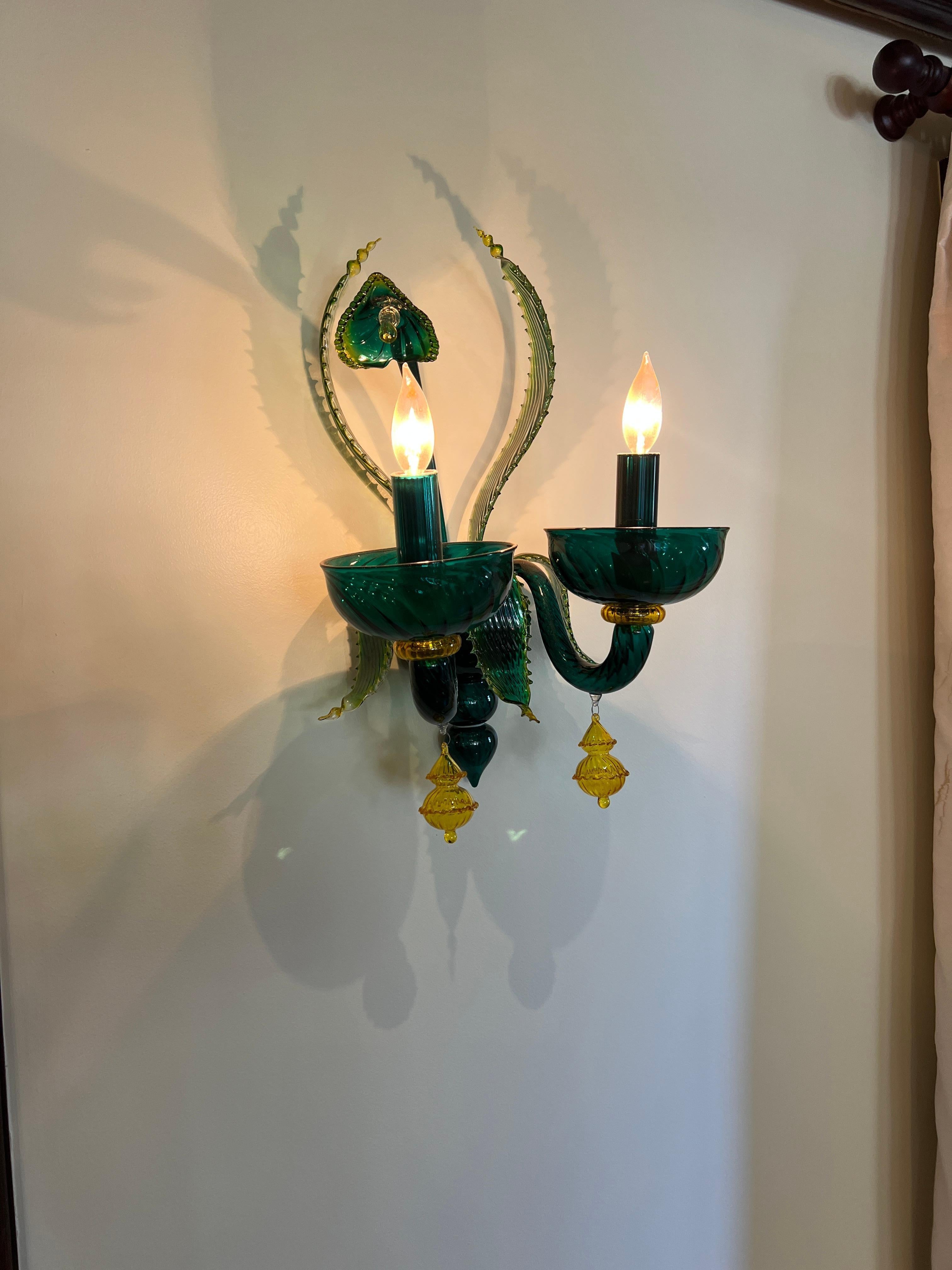 Verre de Murano Lustre et appliques en verre de Murano de couleur vert émeraude et jaune d'ambre. en vente