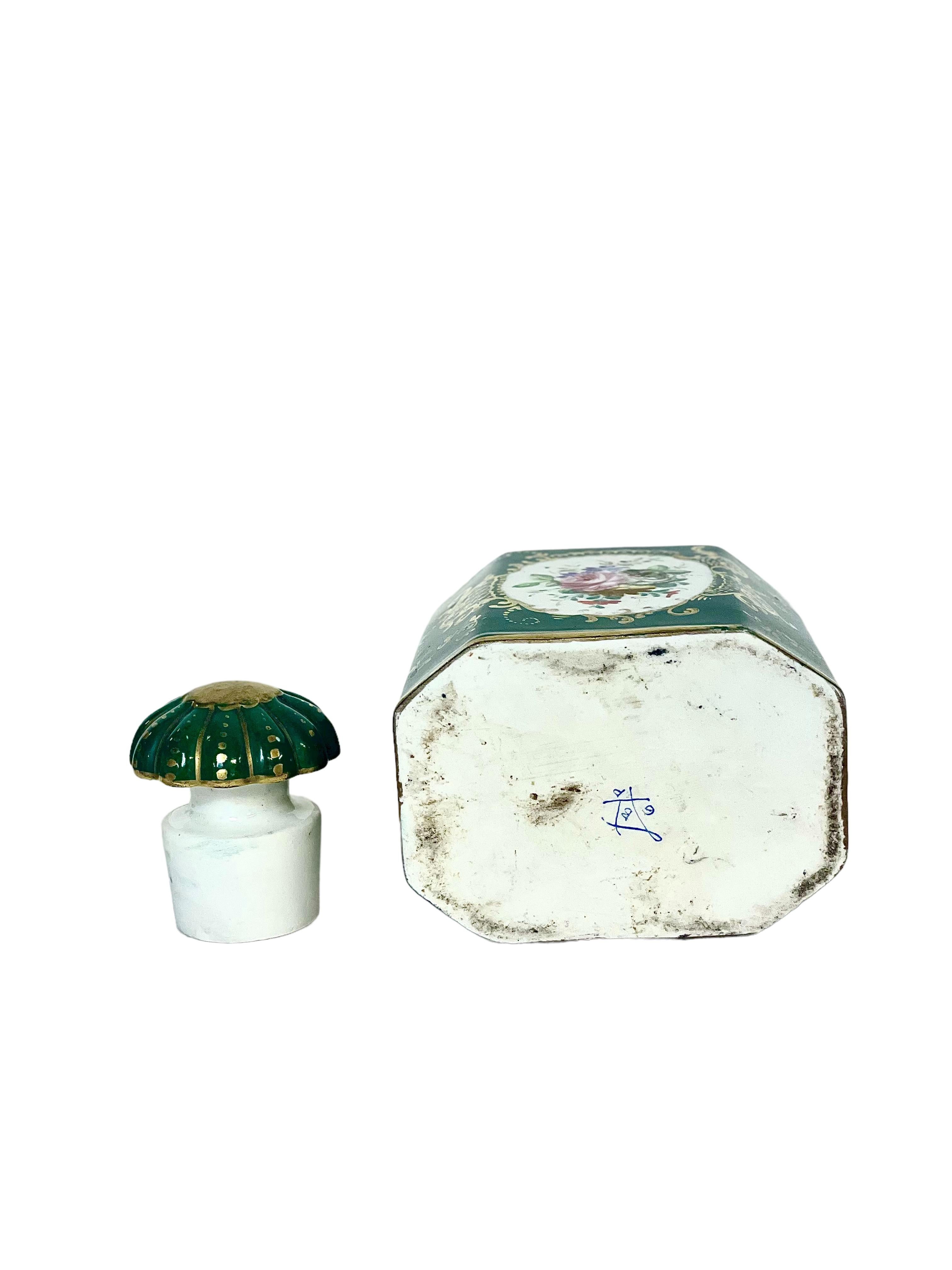 Paire de bouteilles ou flacons bouchés en porcelaine de Paris du 19e siècle Bon état - En vente à LA CIOTAT, FR