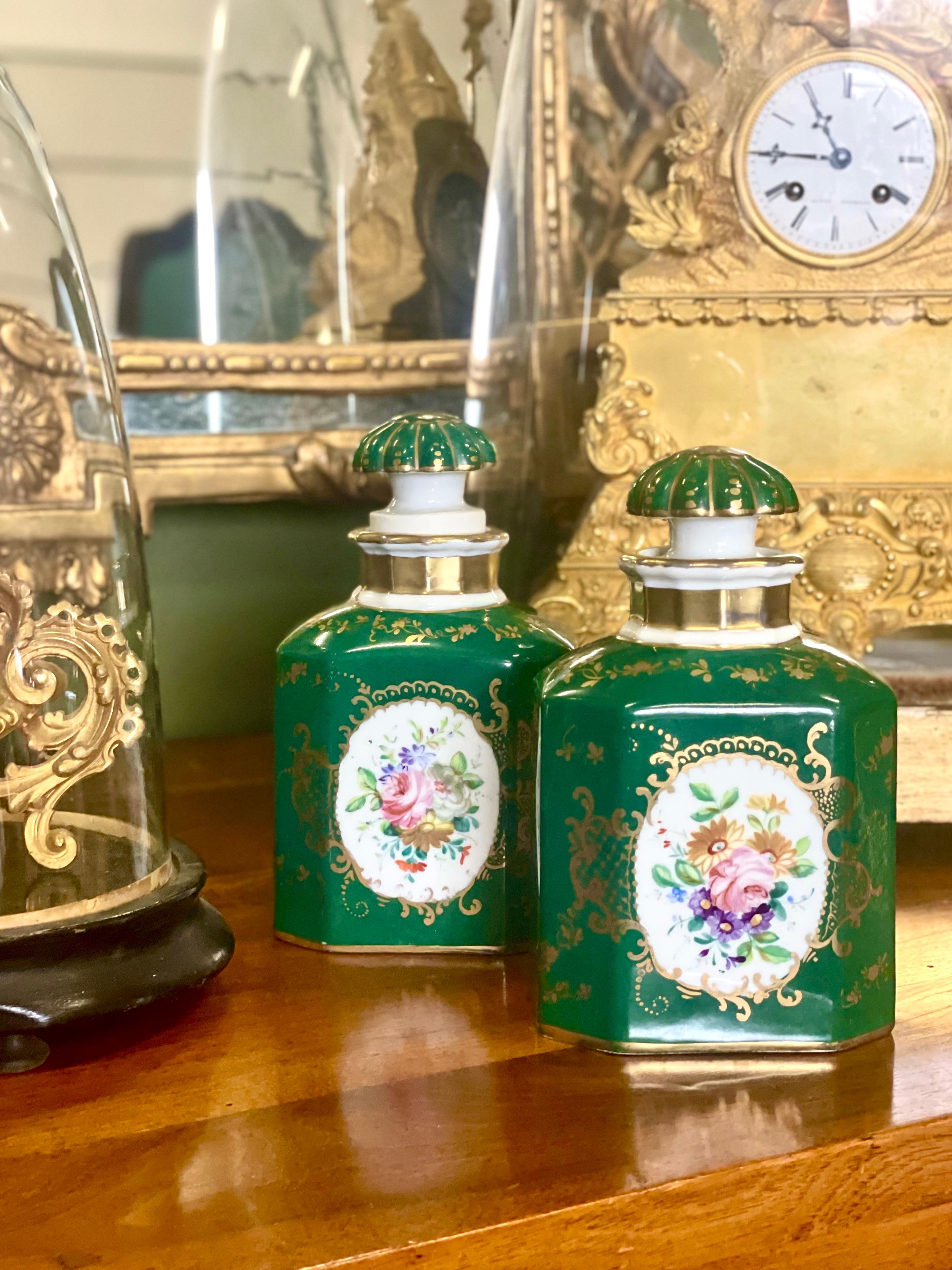 XIXe siècle Paire de bouteilles ou flacons bouchés en porcelaine de Paris du 19e siècle en vente