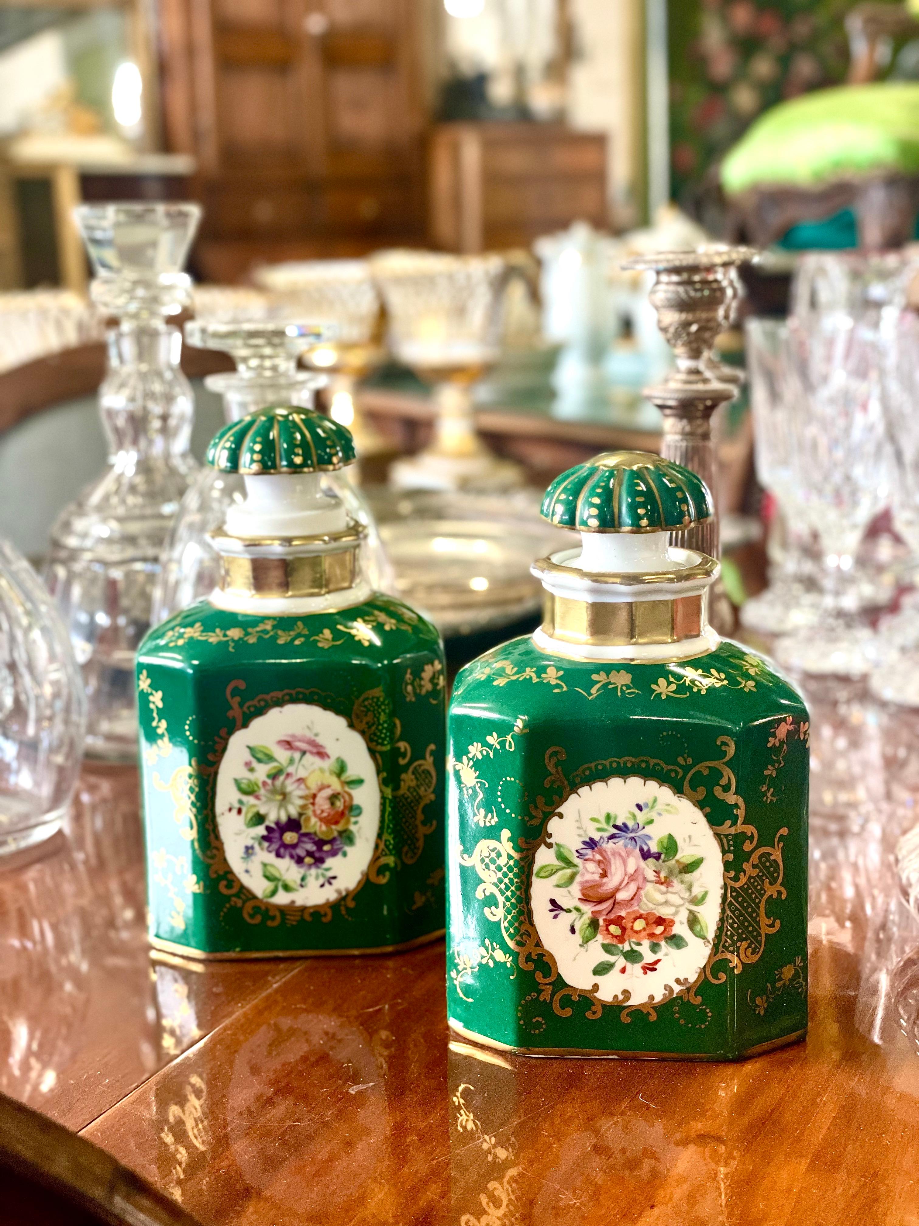 Paire de bouteilles ou flacons bouchés en porcelaine de Paris du 19e siècle en vente 1