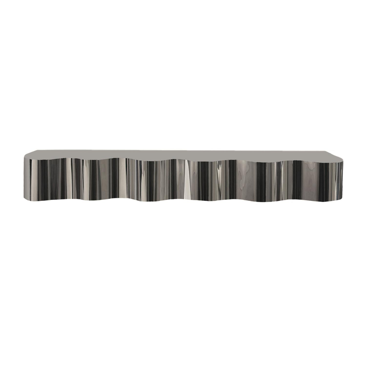 Venfields wandmontierte Wave-Konsole ist ein auffälliges Stück modernen Designs, das sowohl ein Kunstwerk als auch ein funktionelles Möbelstück ist, das fast jeden Innenraum verschönert. Die reflektierende, gewellte Oberfläche aus Edelstahl eignet