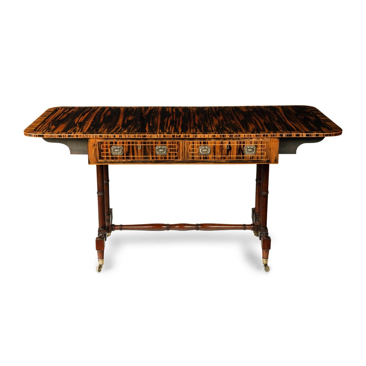 Anglais Une remarquable table de canapé coromandel Regency en vente
