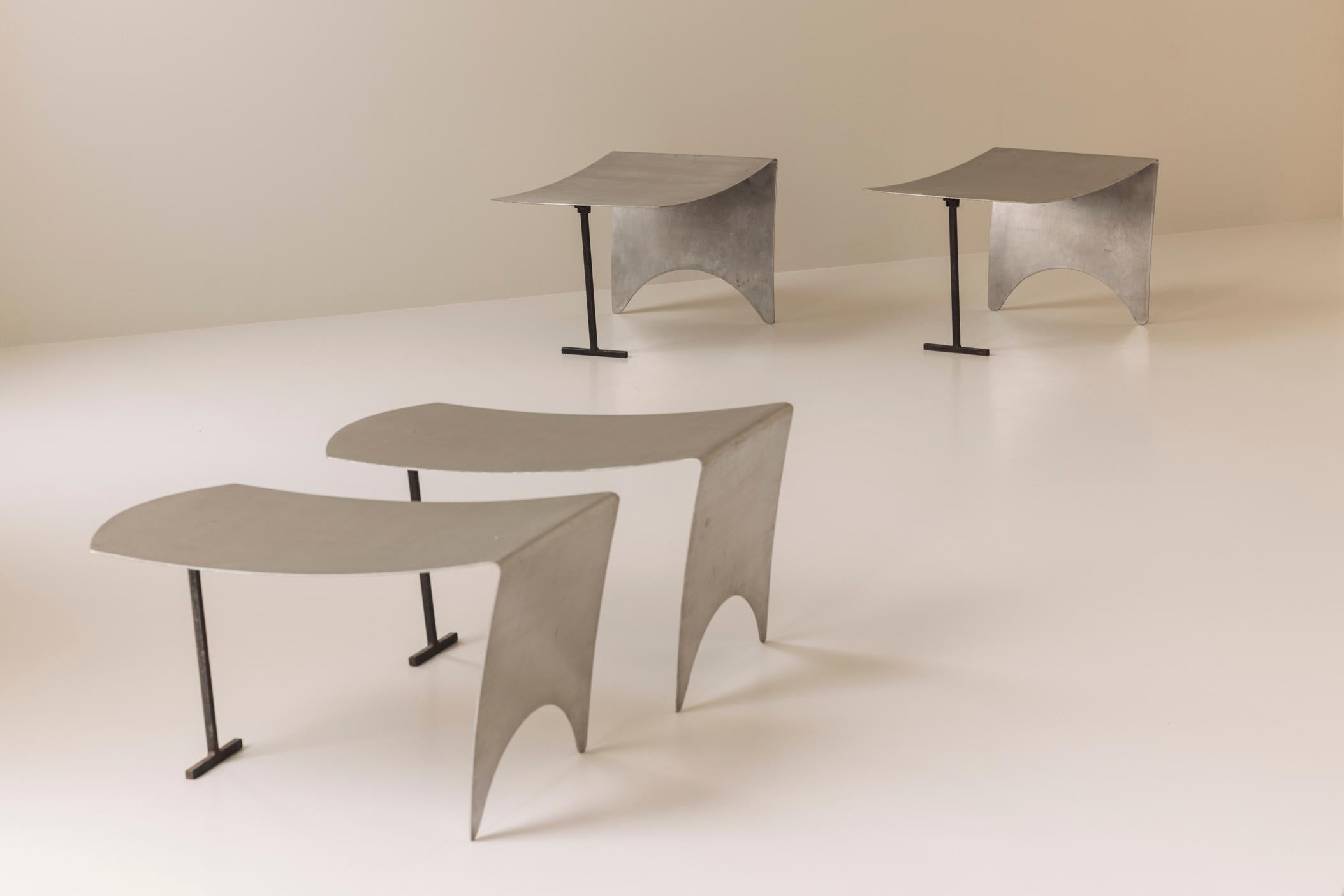 Un sorprendente set di sgabelli in metallo curvo modernista proveniente dalla Francia, risalente agli anni '80. in vendita 3