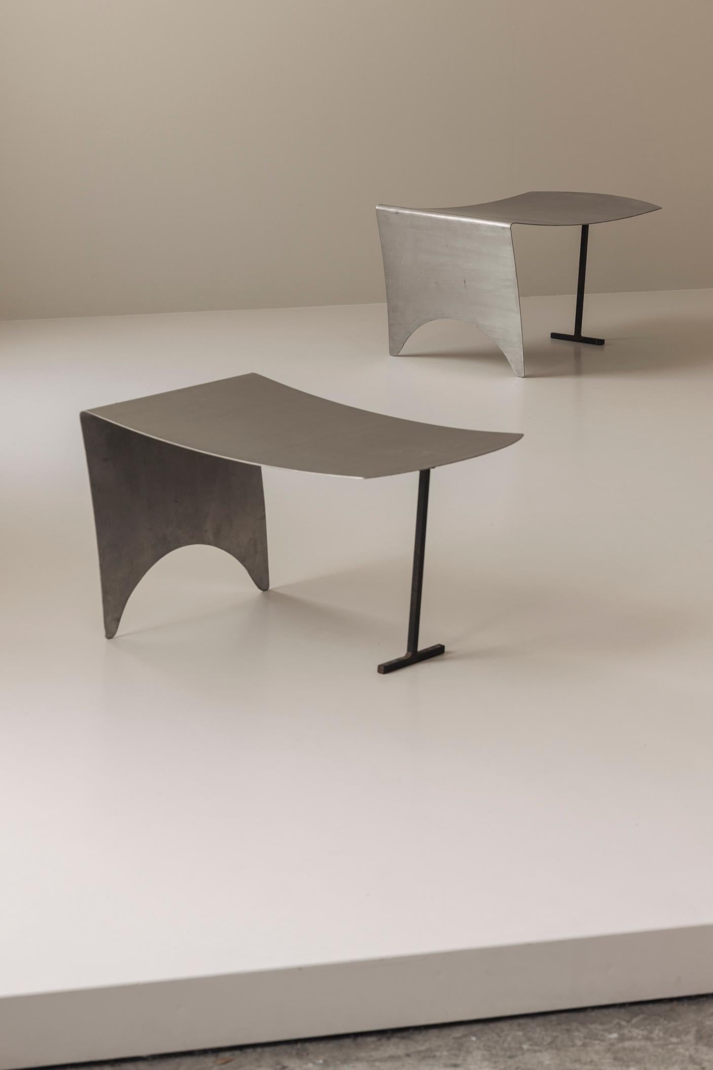 Un sorprendente set di sgabelli in metallo curvo modernista proveniente dalla Francia, risalente agli anni '80. in vendita 8