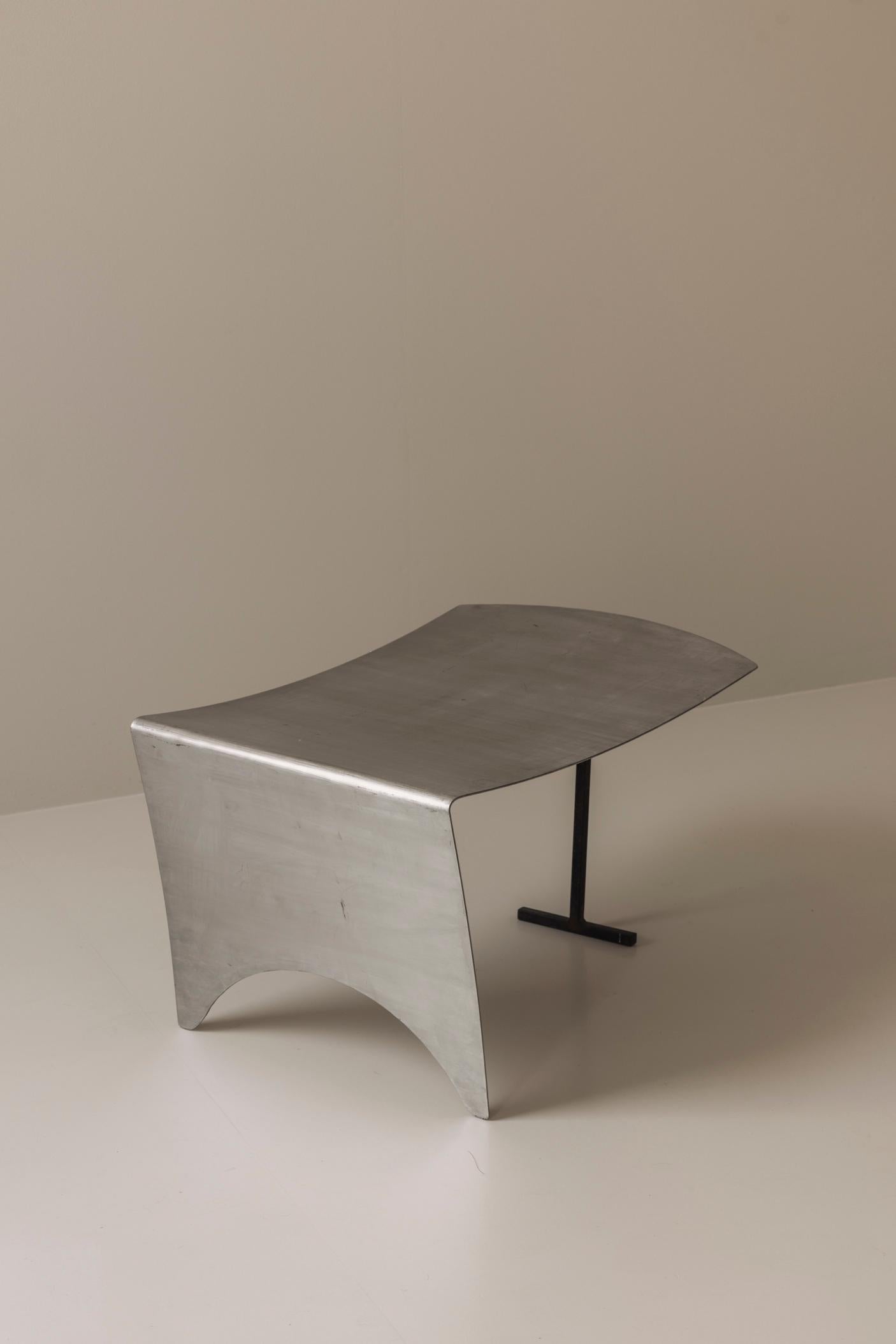 Un sorprendente set di sgabelli in metallo curvo modernista proveniente dalla Francia, risalente agli anni '80. in vendita 9