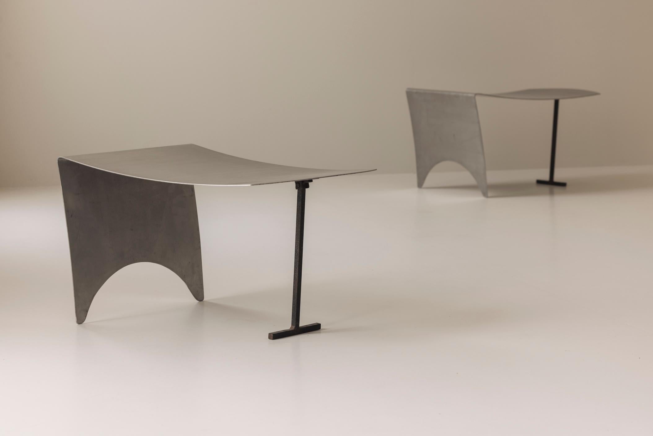 Un sorprendente set di sgabelli in metallo curvo modernista proveniente dalla Francia, risalente agli anni '80. in vendita 12