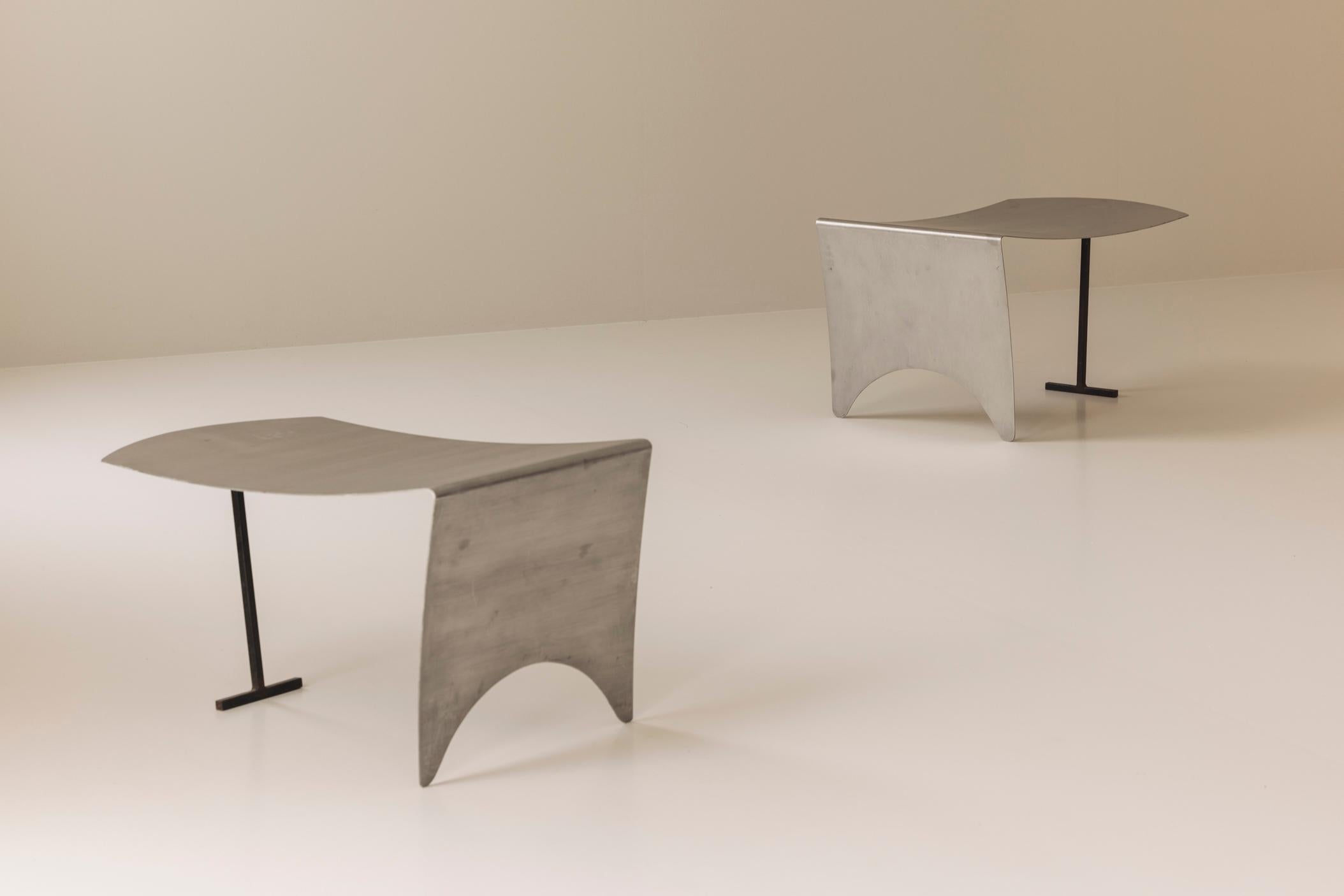 Mid-Century moderno Un sorprendente set di sgabelli in metallo curvo modernista proveniente dalla Francia, risalente agli anni '80. in vendita
