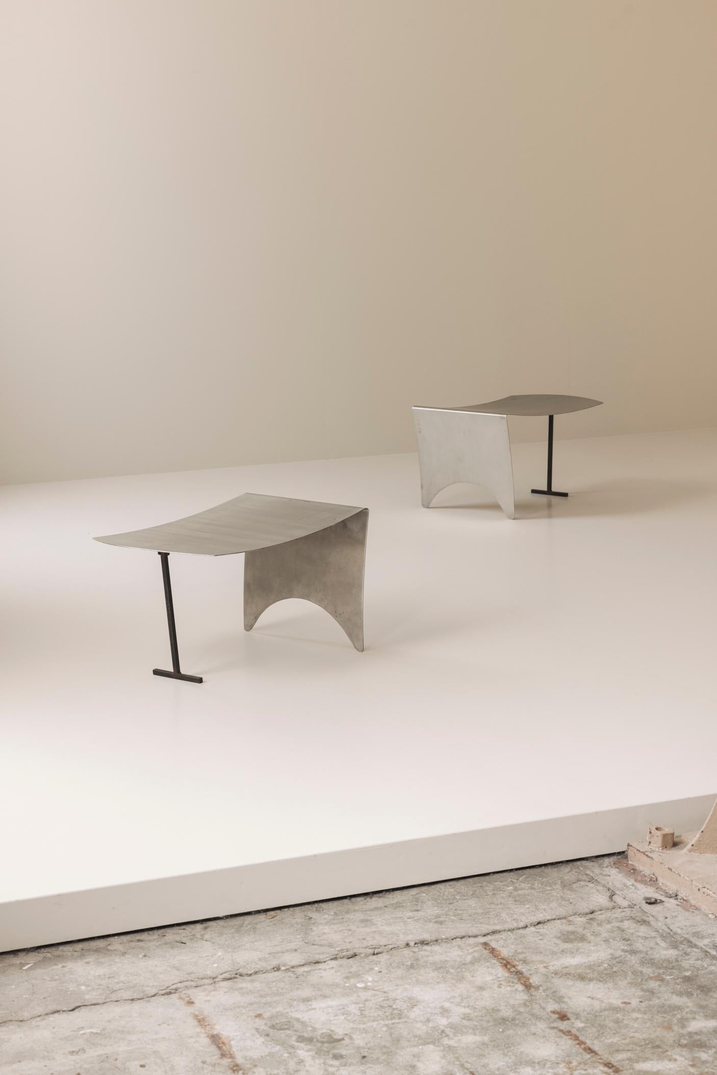 Francese Un sorprendente set di sgabelli in metallo curvo modernista proveniente dalla Francia, risalente agli anni '80. in vendita