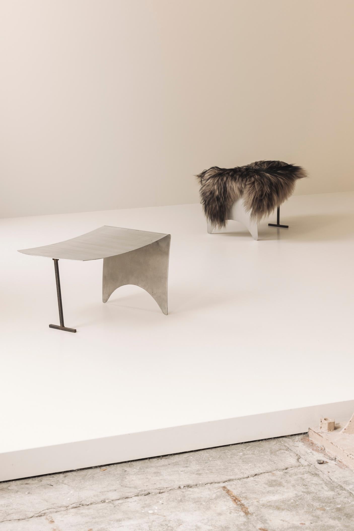 Un sorprendente set di sgabelli in metallo curvo modernista proveniente dalla Francia, risalente agli anni '80. In condizioni buone in vendita a Antwerp, BE