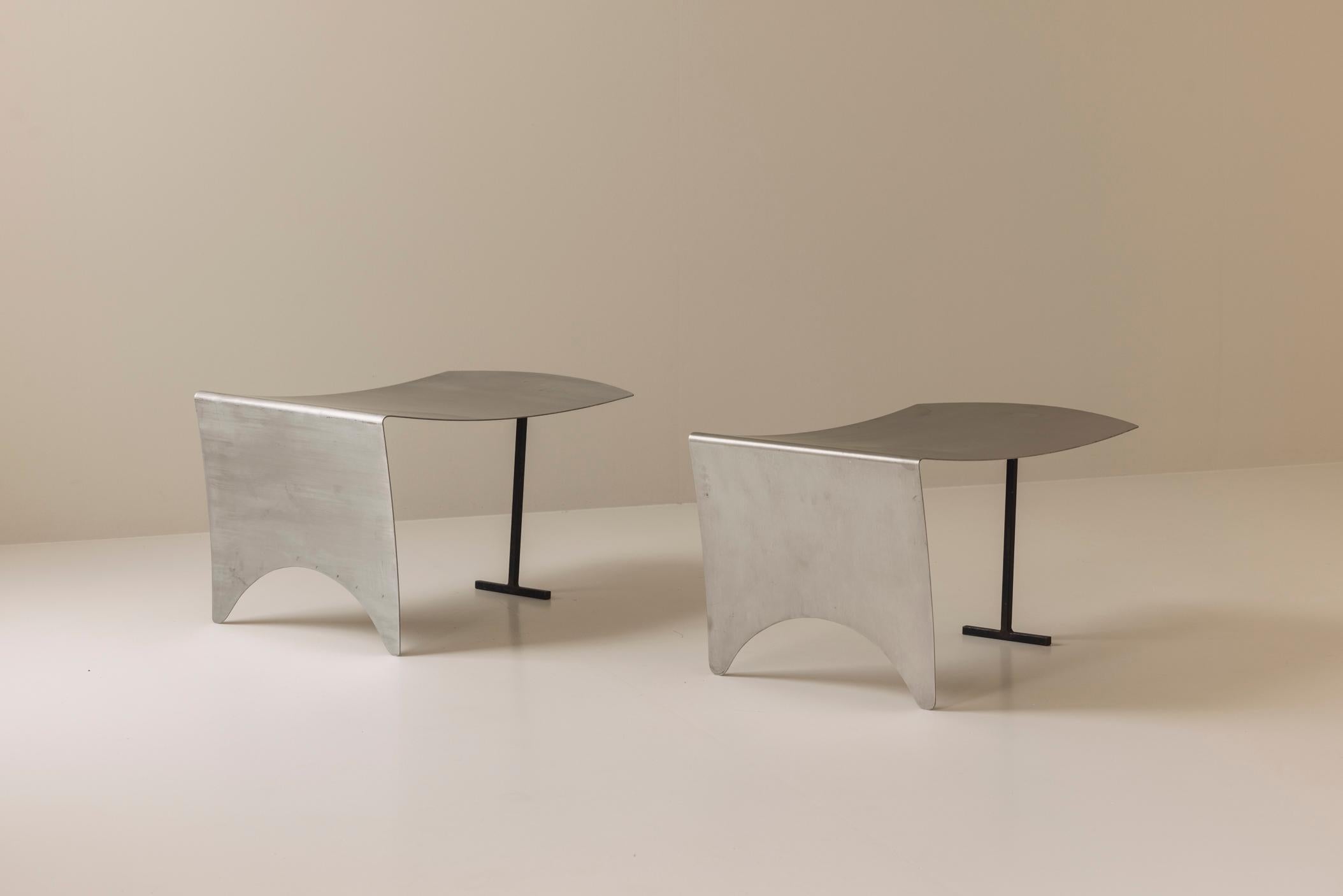 Un sorprendente set di sgabelli in metallo curvo modernista proveniente dalla Francia, risalente agli anni '80. in vendita 1