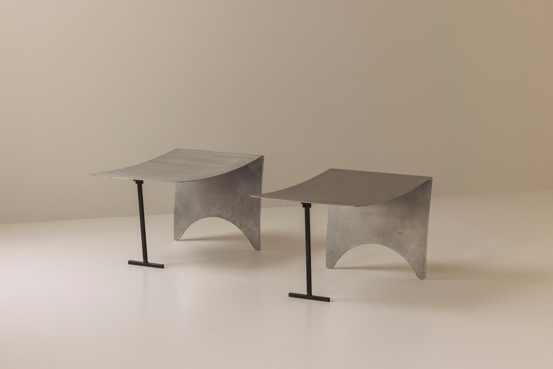 Un sorprendente set di sgabelli in metallo curvo modernista proveniente dalla Francia, risalente agli anni '80. in vendita 2