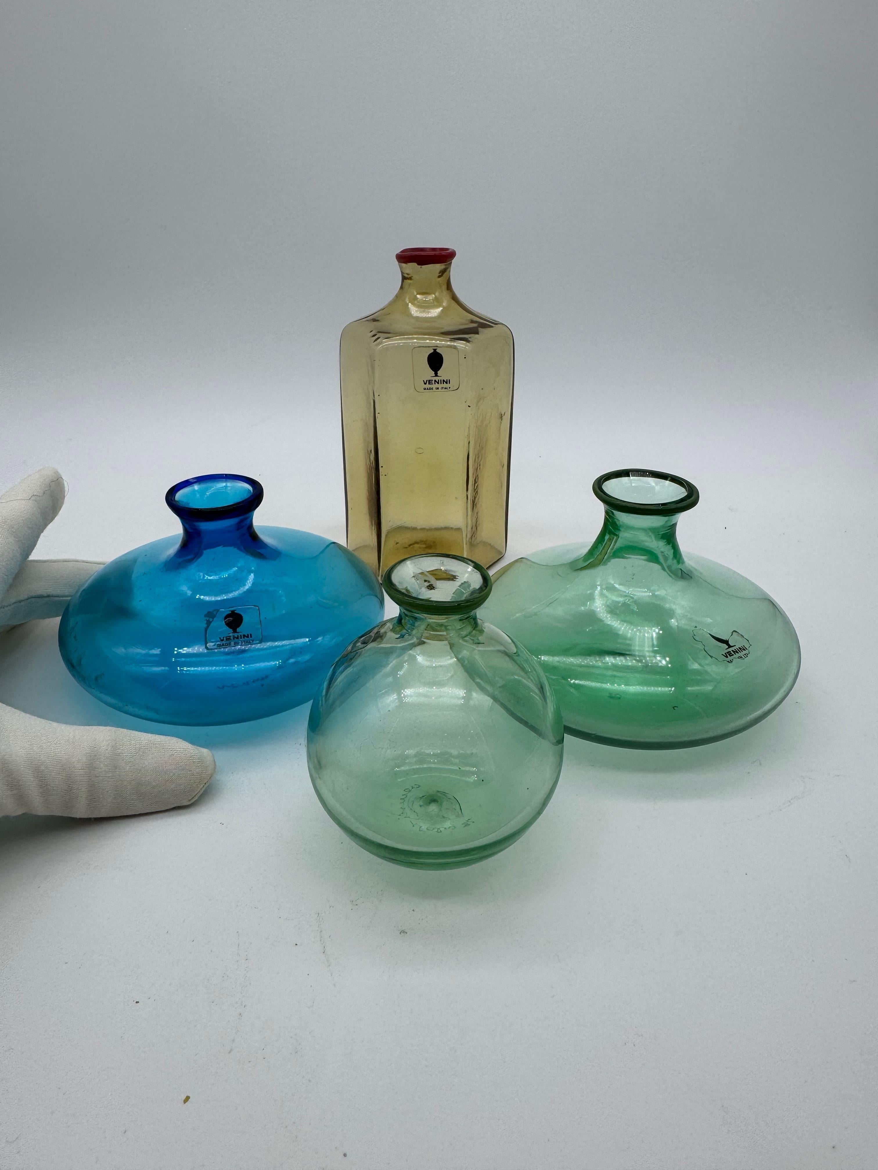 Llamativo juego de cuatro jarrones Venini de cristal de Murano, firmados y fechados en 1980 en venta 7