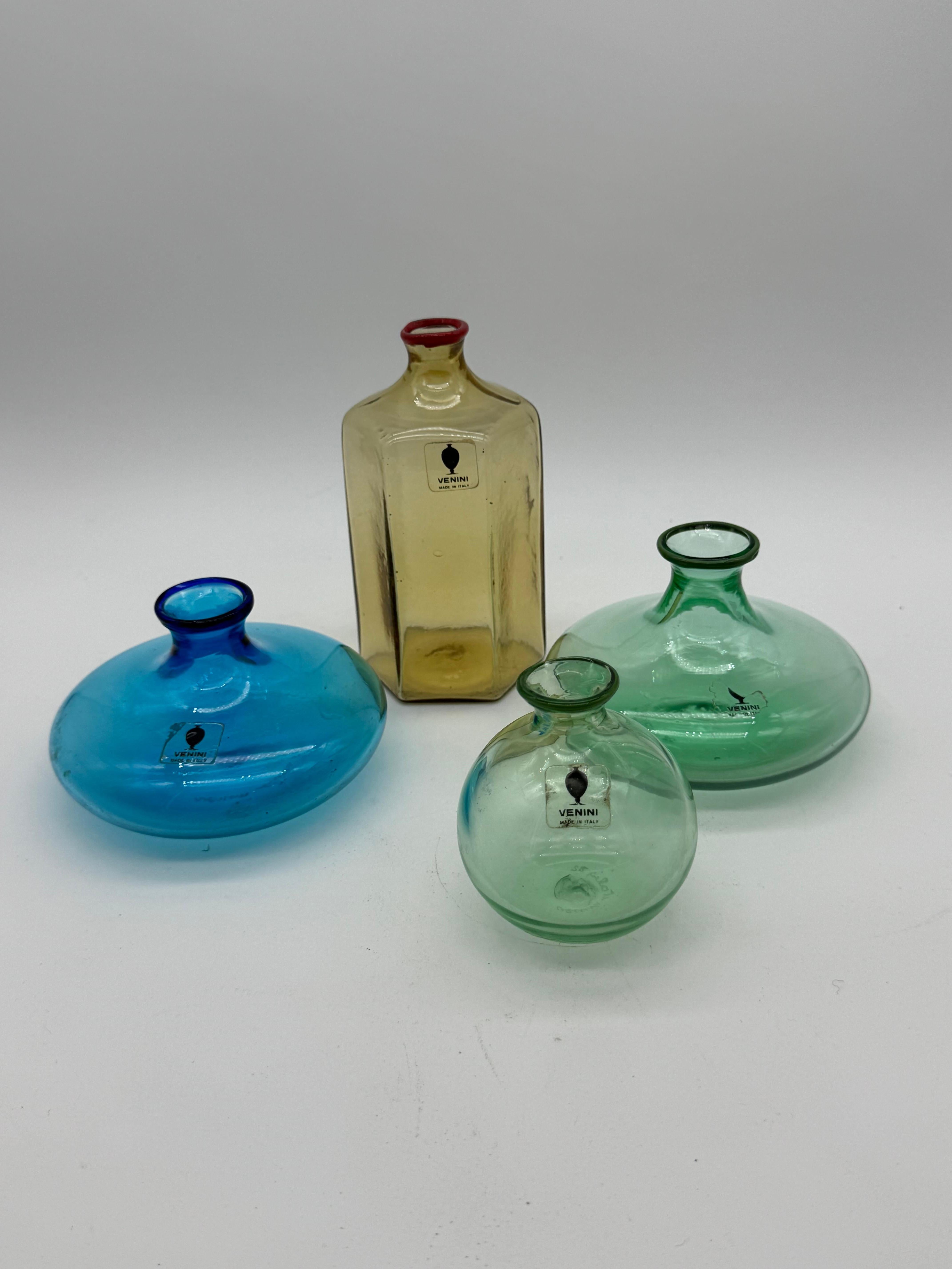 Esta asombrosa colección de cuatro pequeños jarrones de cristal de Murano Venini ofrece una bella representación del arte del icónico vidriero italiano. Cada pieza es un testimonio de la destreza y el diseño atemporal que han dado fama a Venini.