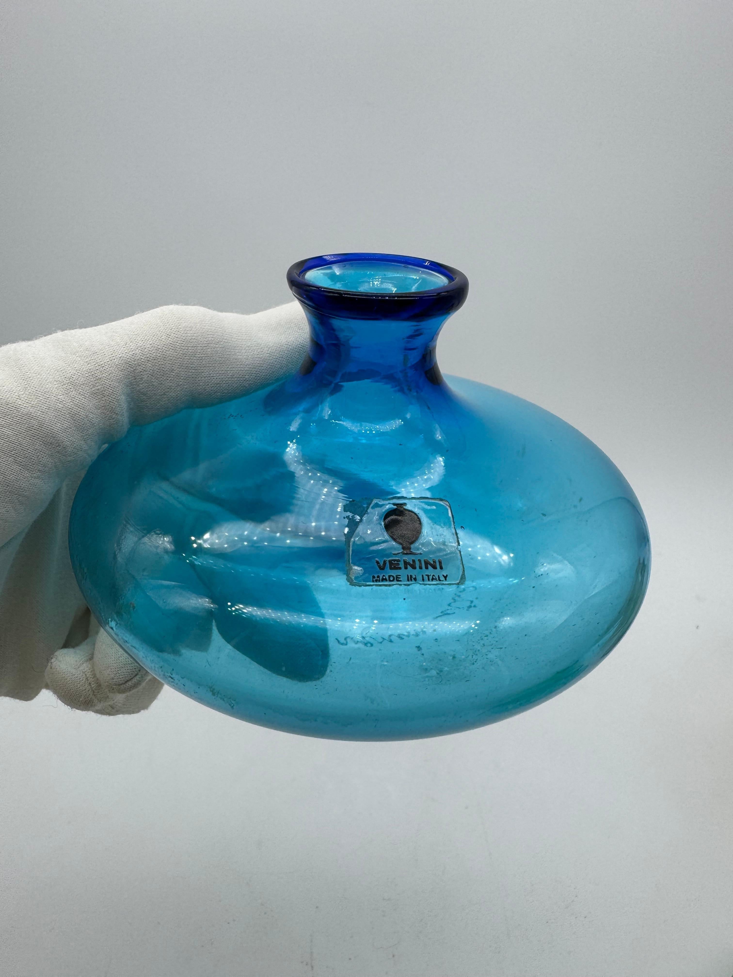 Llamativo juego de cuatro jarrones Venini de cristal de Murano, firmados y fechados en 1980 en venta 2