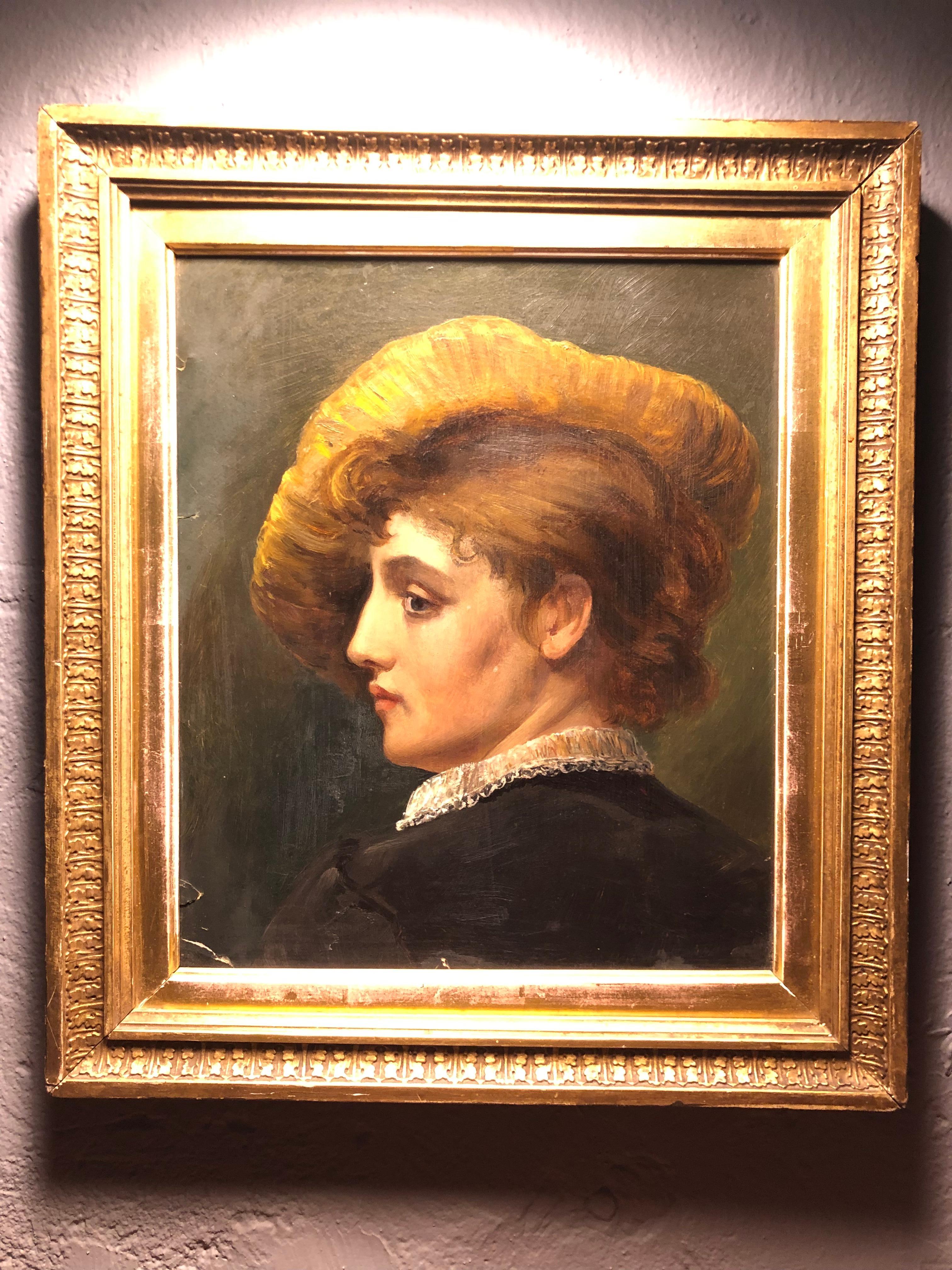 Ein auffallend schönes antikes Öl-auf-Pappe-Porträt einer Frau mit Hut.
Mit altersbedingter Abnutzung und Patina. 
Einige Risse in der Farbe am Rande, aber nichts, was von ihrer Schönheit ablenkt. Bitte sehen Sie sich die Bilder an. 
Es wurde