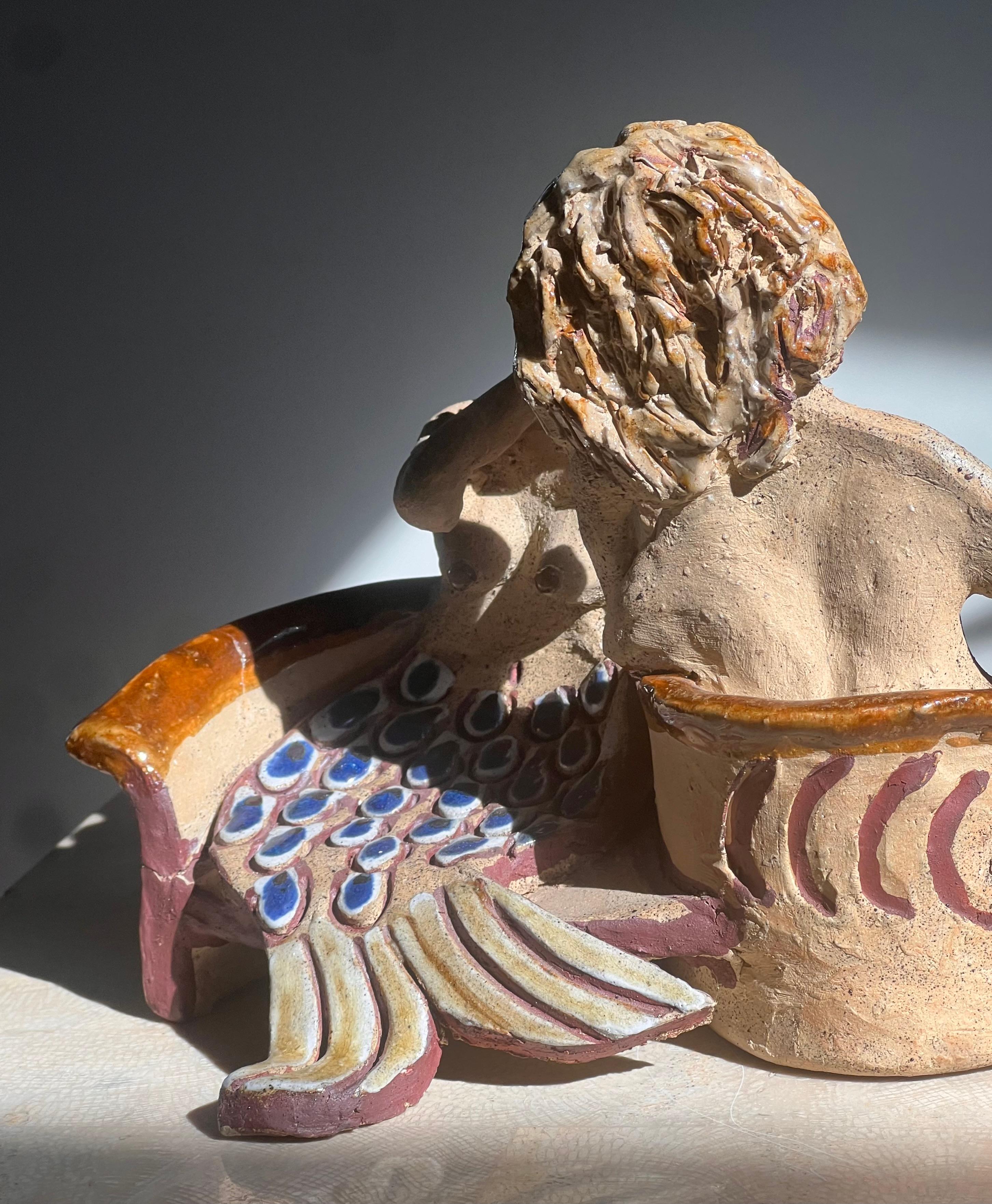 Una scultura in ceramica d'arte molto speciale di due sirene - forse lesbiche - che condividono un segreto, firmata, metà del XX secolo. Questa scultura unica funge anche da portaoggetti o portagioie: ogni sirena crea infatti un posto elegante per i