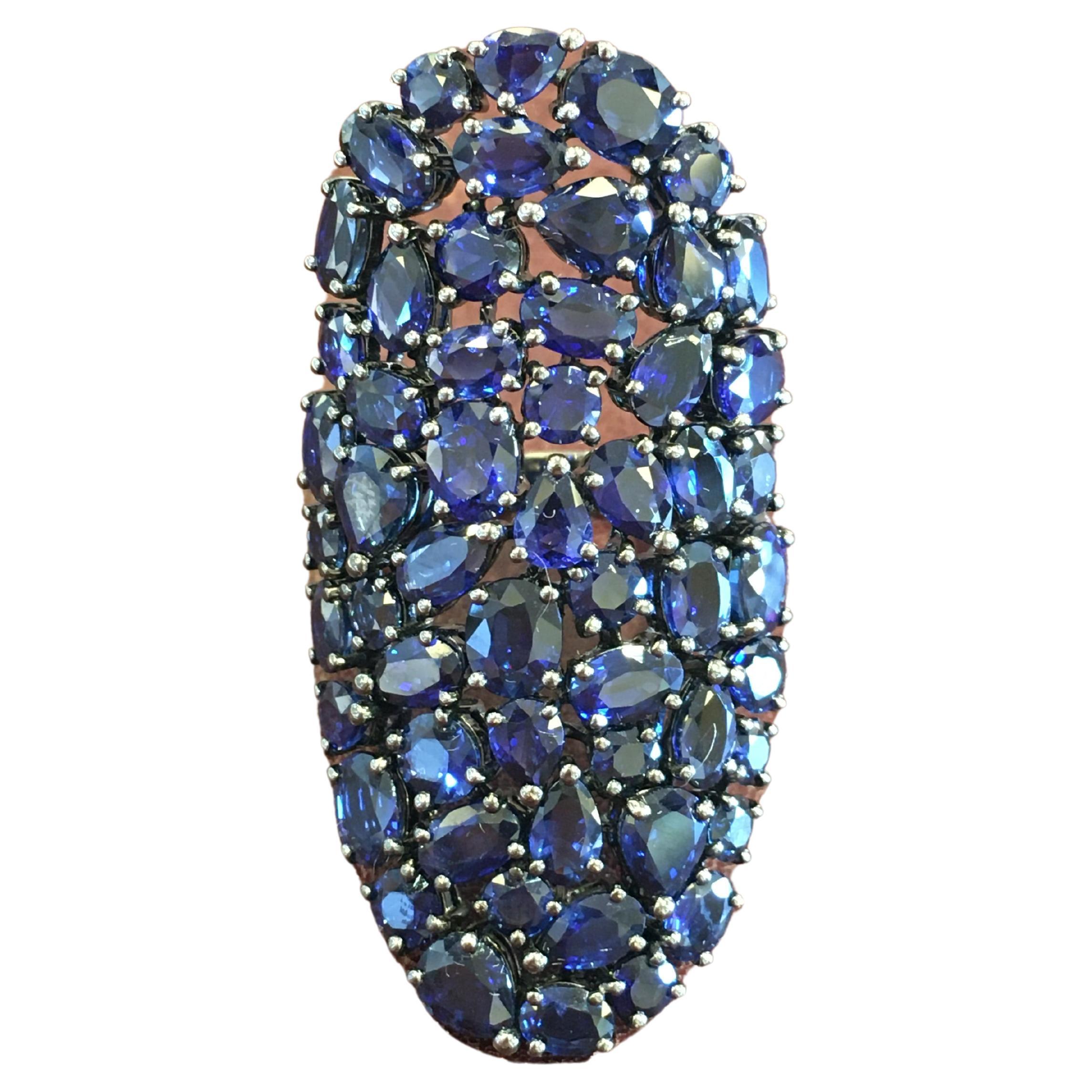 Stunning 18kt White Gold Ring, Blue Sapphires 15, 78ct & Black Diamonds 0, 20 Ct For Sale