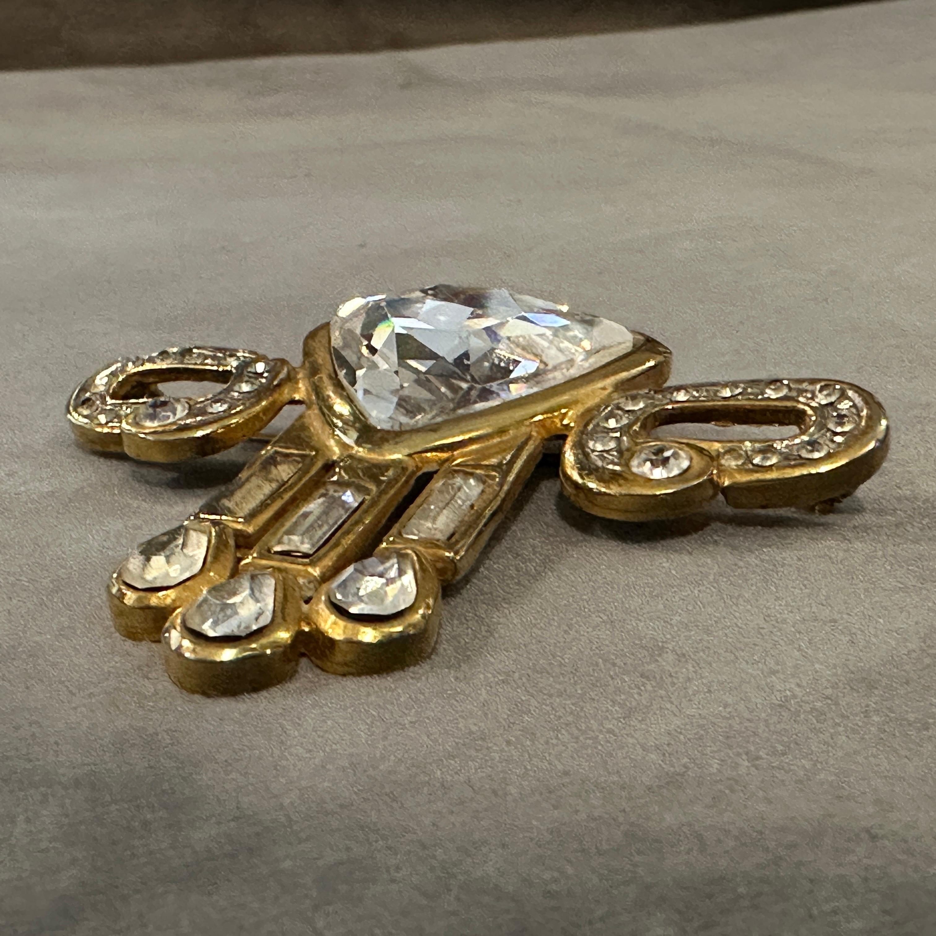 Eine atemberaubende 1930er Art Deco Modeschmuck Brosche im Angebot 3