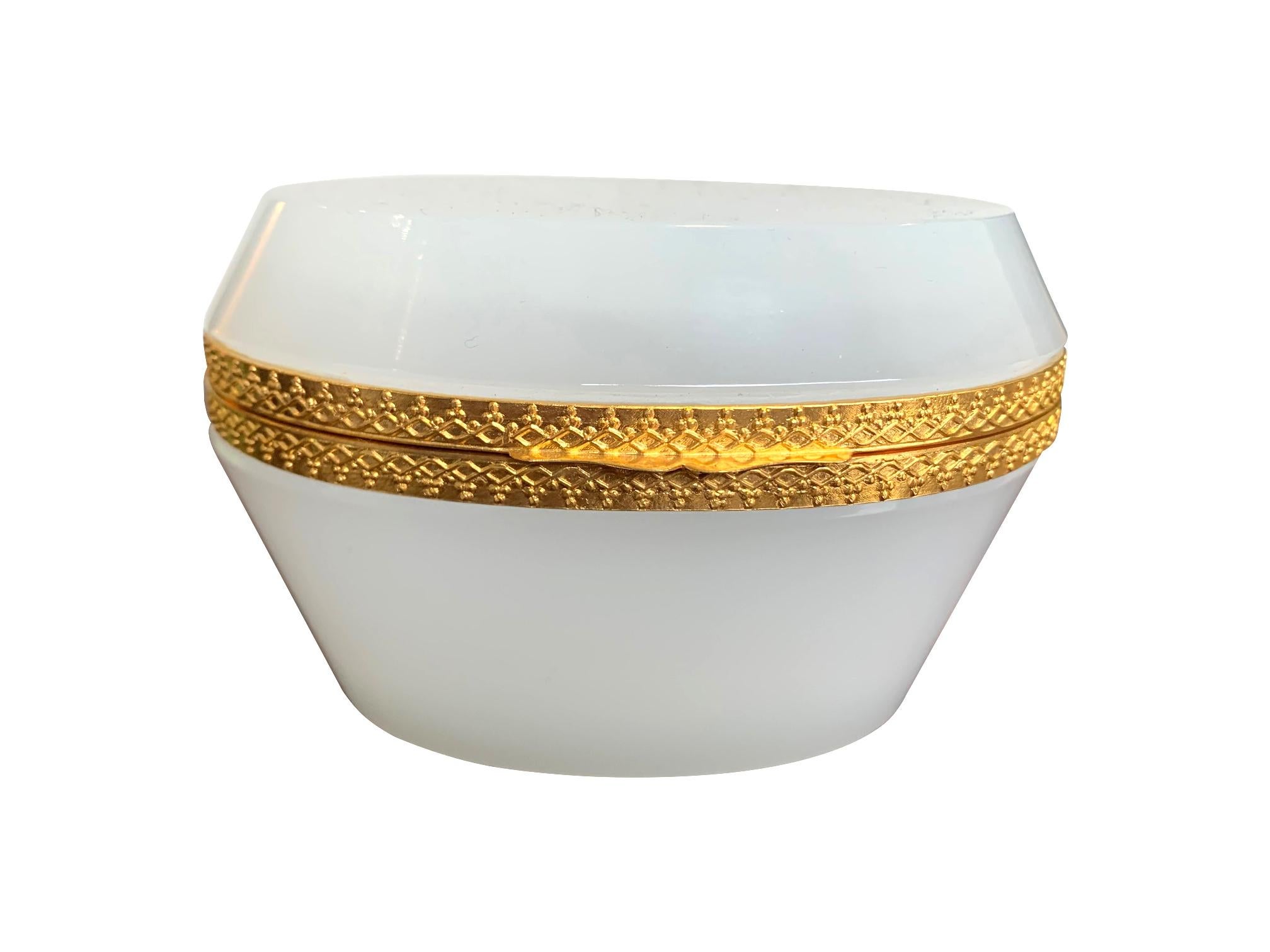 A stunning oval white Murano glass hinged jewelry box by Giovanni Cendese, Murano, Italy with gilt central detail and hinge.

                  