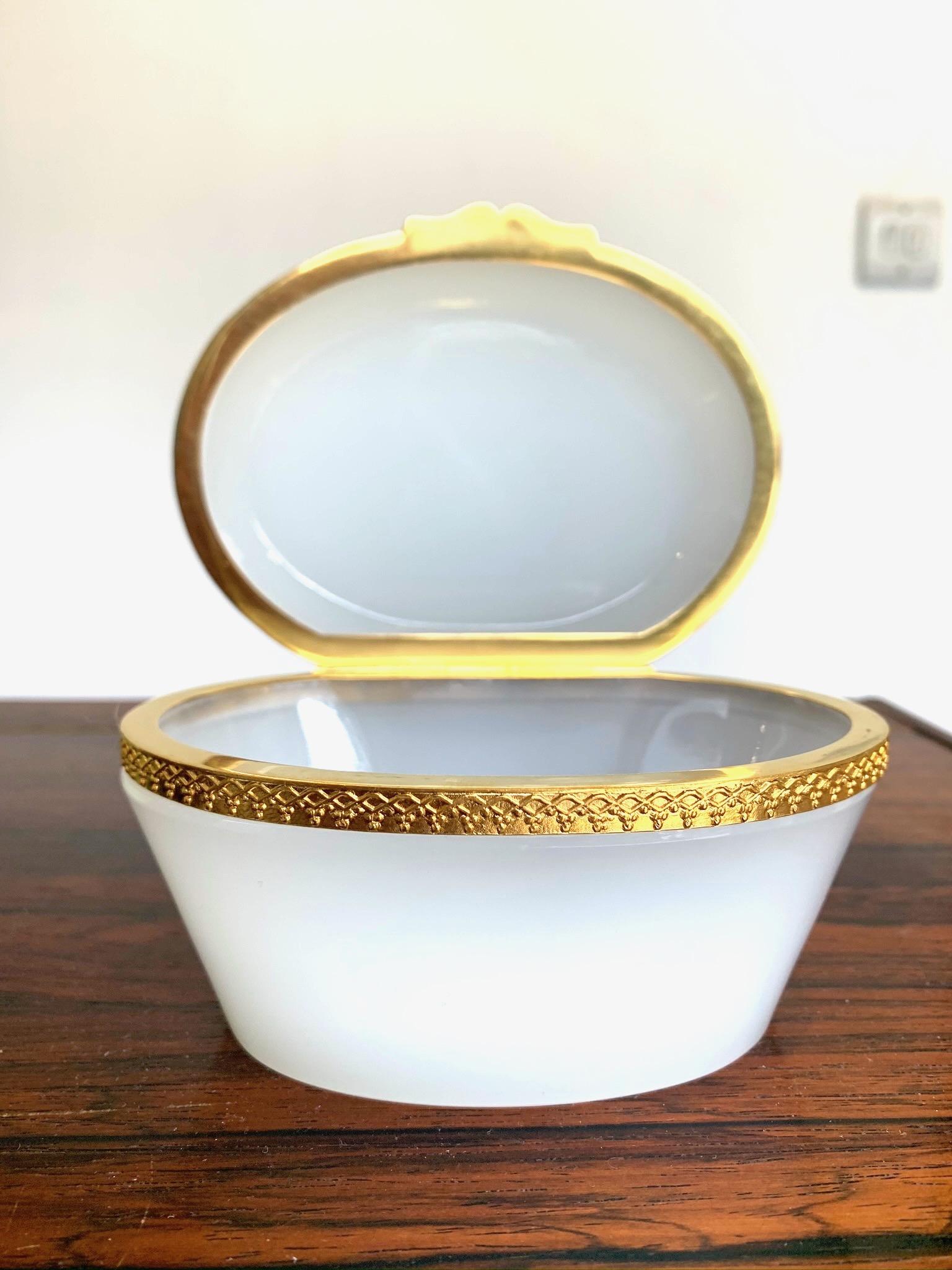 Atemberaubende Schmuckschatulle aus weißem Muranoglas mit Scharnier von Cendese Murano, Italien, 1950er Jahre (Vergoldet) im Angebot