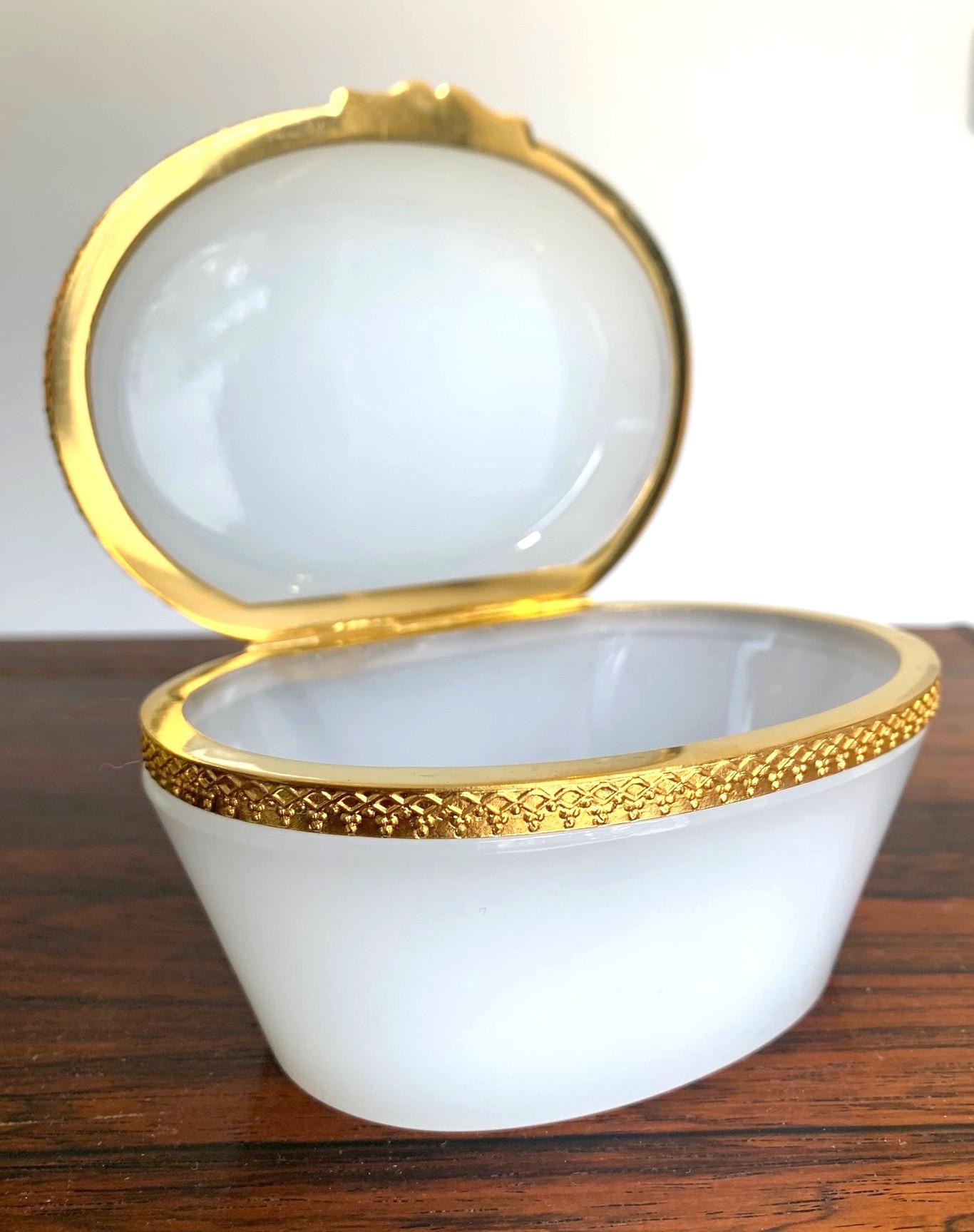 Stunning 1950s White Murano Glass Hinged Jewelry Box by Cendese Murano, Italy In Good Condition For Sale In London, GB