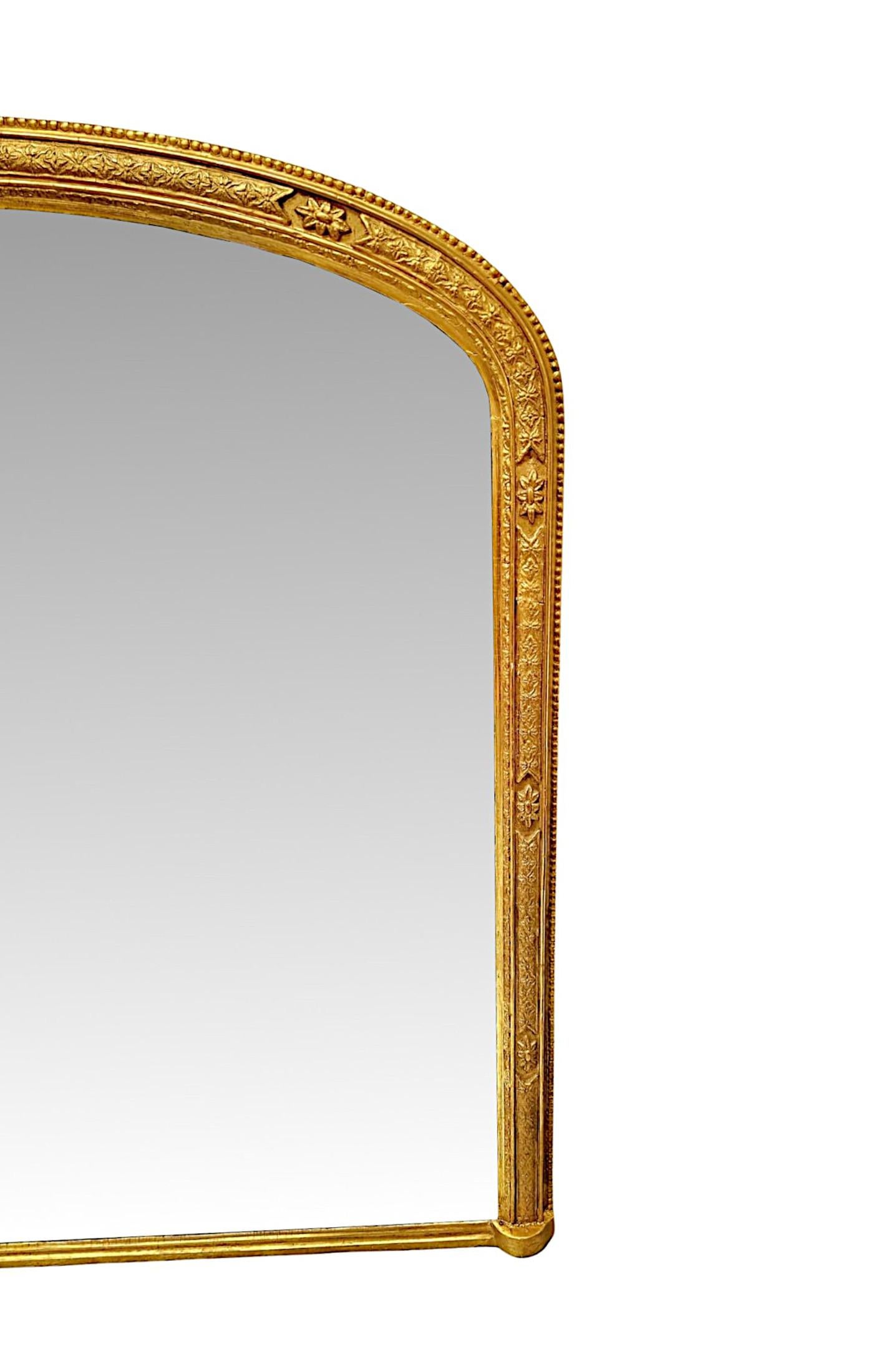 Inglese Uno splendido specchio a baldacchino in legno dorato del 19° secolo, elegantemente semplice in vendita