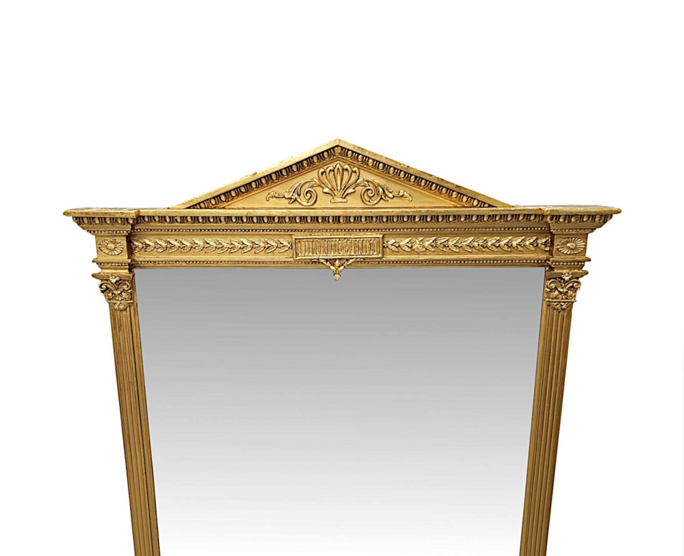 Superbe miroir à trumeau en bois doré du XIXe siècle.  La plaque de verre biseautée d'origine, de forme rectangulaire, est enchâssée dans un cadre en bois doré très fin, sculpté à la main, mouluré et cannelé, avec une paire de colonnes à pilastres