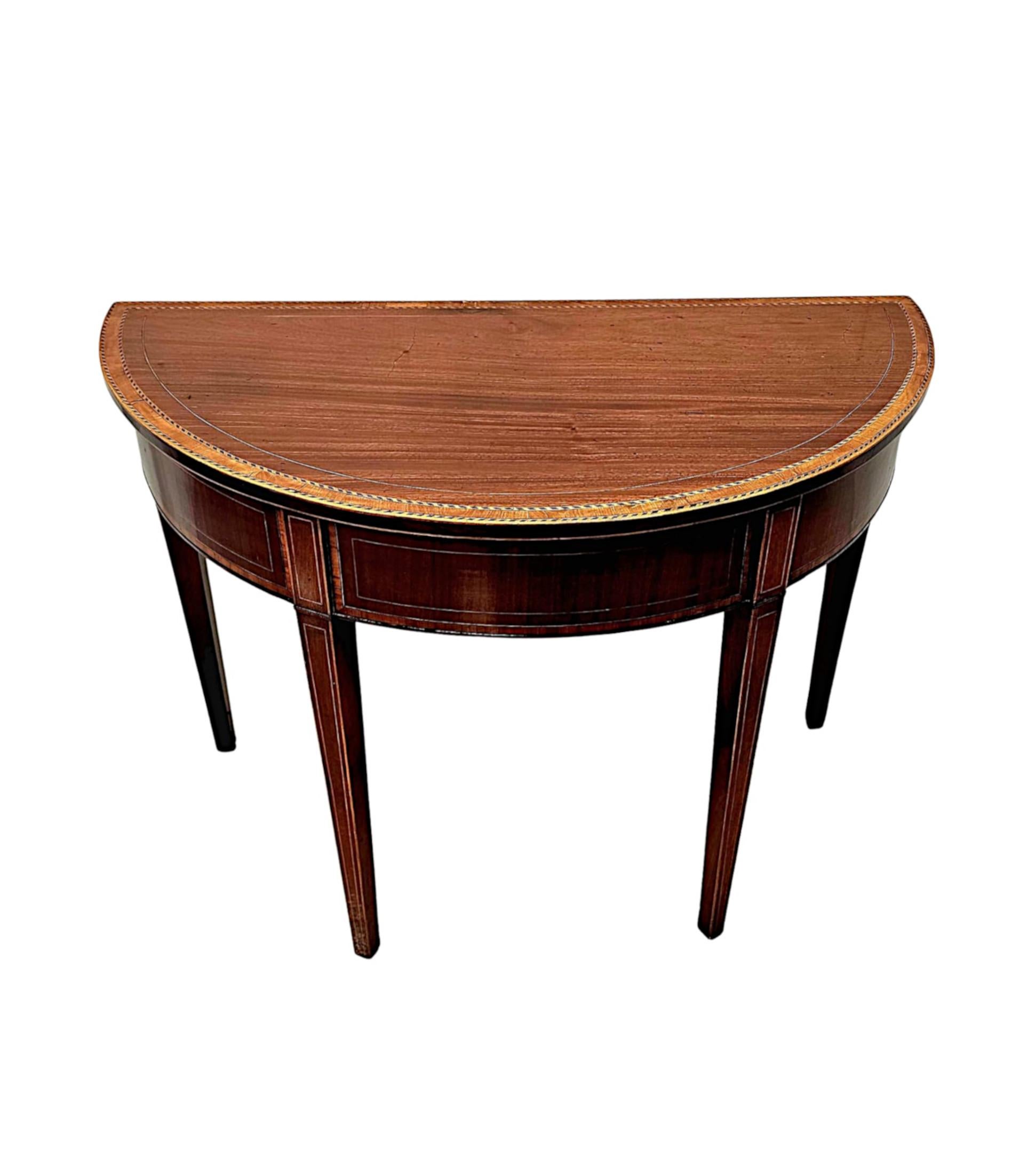 Une superbe table d'entrée ou d'appoint en acajou du XIXe siècle, finement sculptée à la main, d'une qualité exceptionnelle avec une patine riche et magnifique, un grain et des bandes croisées avec de délicats panneaux d'incrustation de lignes.  Le
