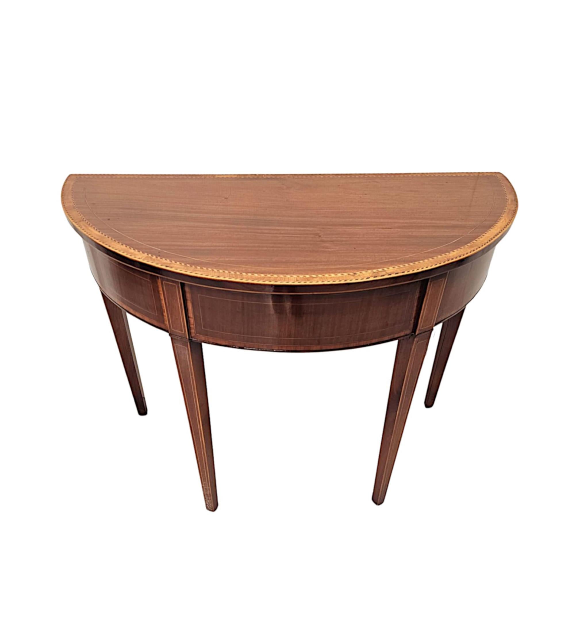 Anglais Superbe table d'entrée ou d'appoint Demi Lune en acajou marqueté du 19e siècle en vente