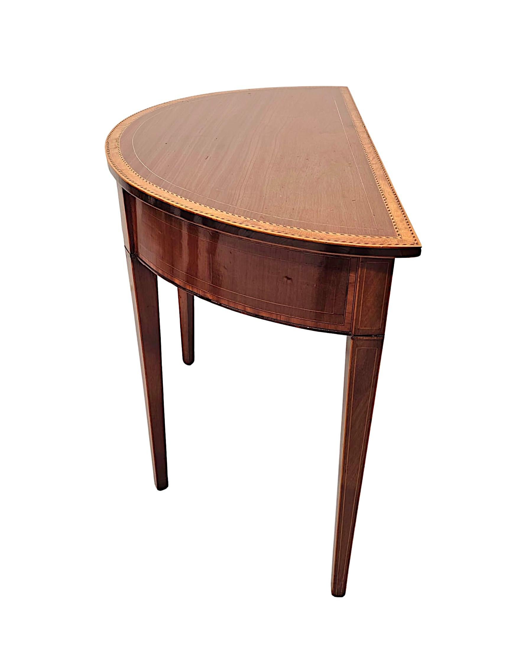 XIXe siècle Superbe table d'entrée ou d'appoint Demi Lune en acajou marqueté du 19e siècle en vente