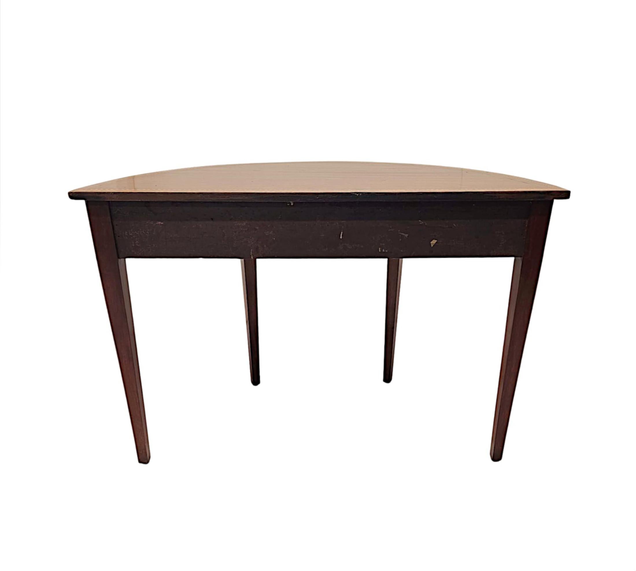 Acajou Superbe table d'entrée ou d'appoint Demi Lune en acajou marqueté du 19e siècle en vente