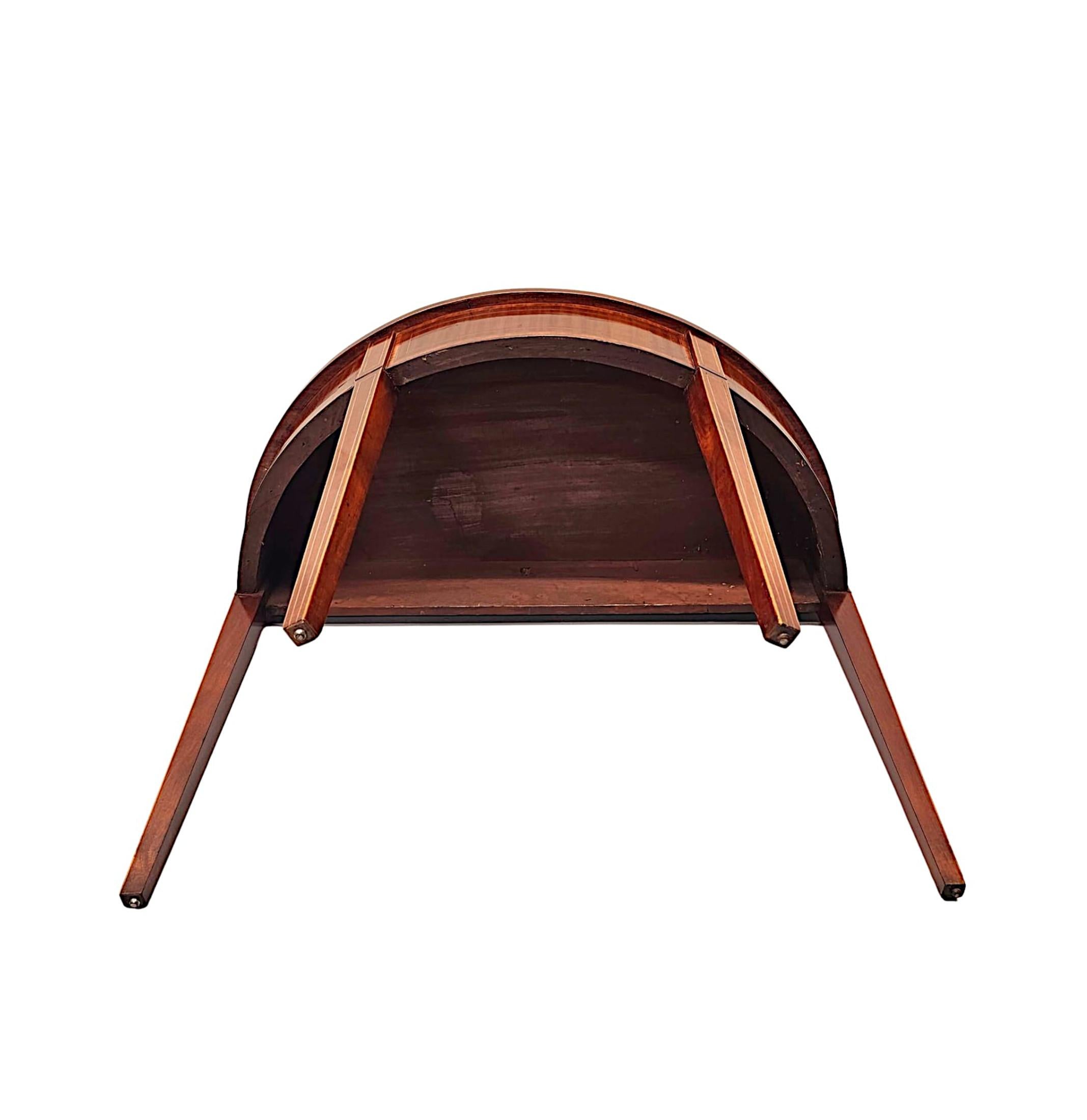 Superbe table d'entrée ou d'appoint Demi Lune en acajou marqueté du 19e siècle en vente 1