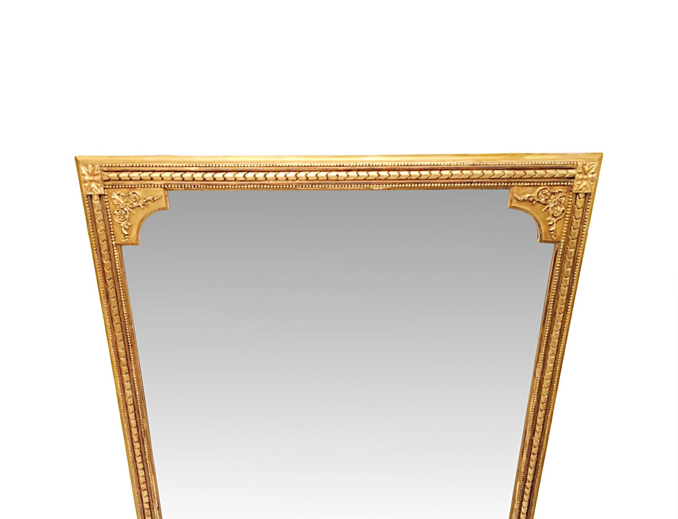 Un superbe miroir à trumeau en bois doré du XIXe siècle, d'une qualité exceptionnelle.  La plaque de verre miroir de forme rectangulaire avec des retours d'angle incurvés et des détails de feuillage en volutes est placée dans un cadre en bois doré