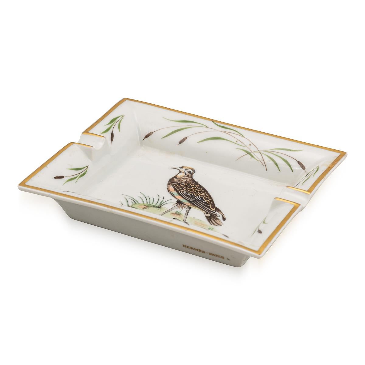 Posacenere in ceramica di Hermès, realizzato in Francia nella seconda metà del XX secolo. Questo modello incarna l'eleganza e la maestria per cui la rinomata casa di moda è famosa. I posacenere d'epoca di Hermès, come questo, sono altamente