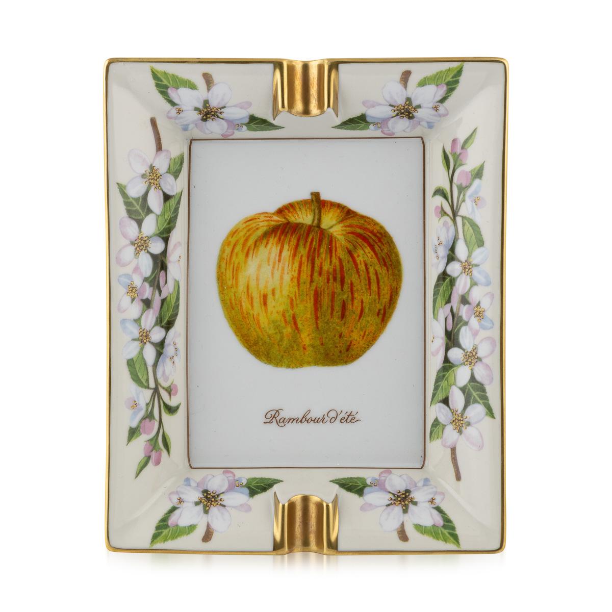 Este elegante cenicero de cerámica de Hermès, fabricado en Francia durante el siglo XX, ejemplifica la dedicación de la Casa al arte y el refinamiento. La pieza presenta un elegante motivo orgánico: una exquisita representación de una manzana. Como