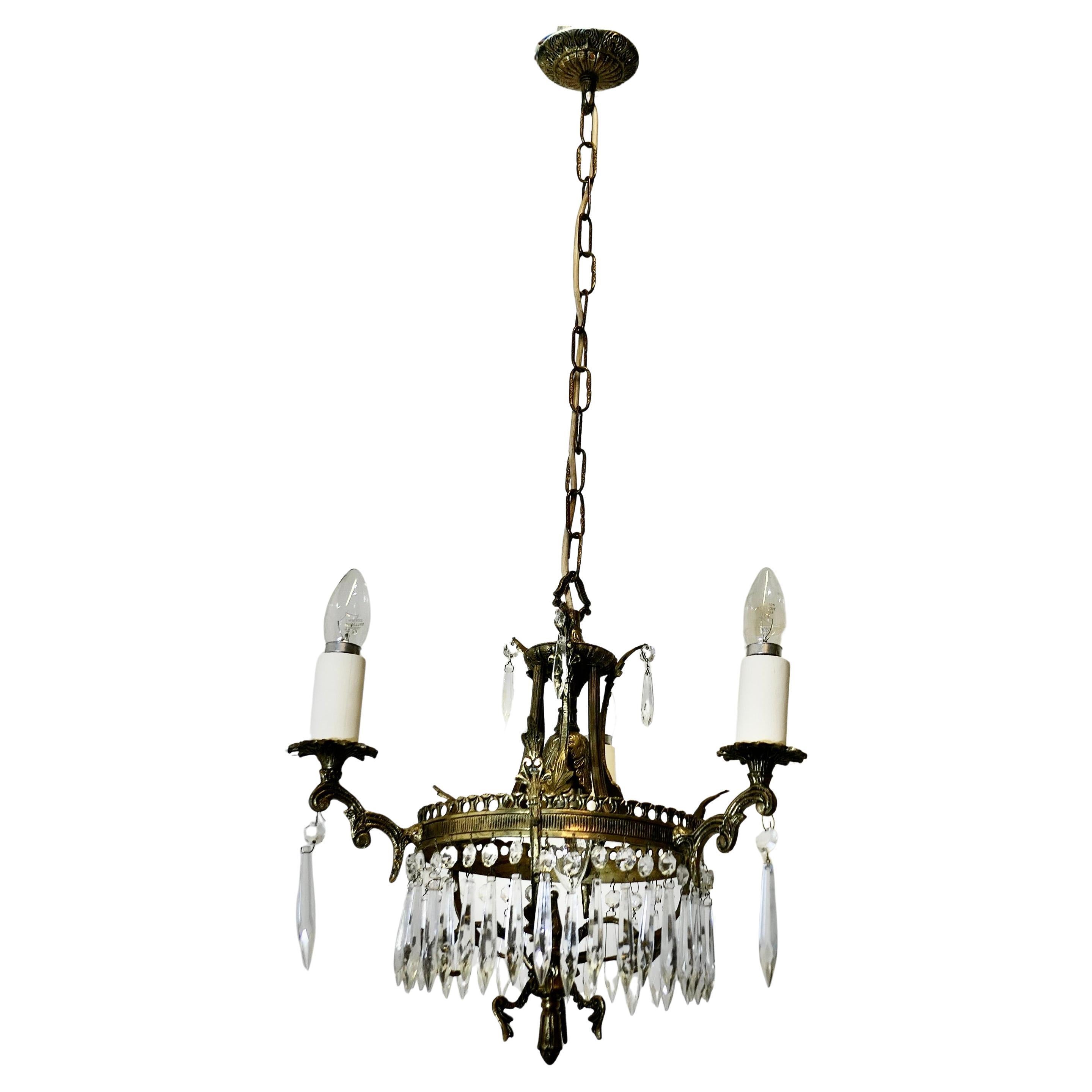 Impresionante araña de latón y cristal de 3 brazos en venta