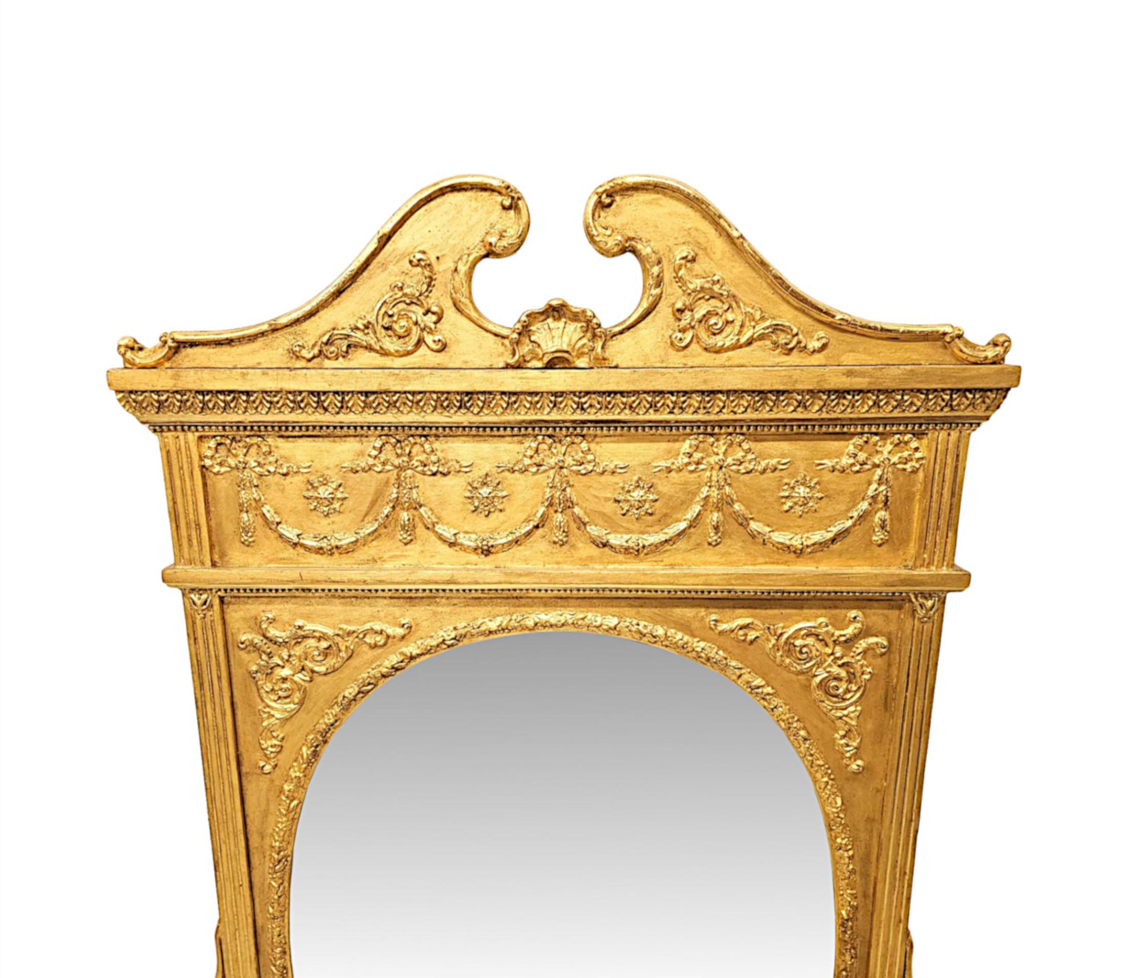 Un superbe trumeau ou miroir d'entrée en bois doré du XIXe siècle, de la manière d'Adams et d'une qualité exceptionnelle.  Le cadre en bois doré finement sculpté à la main, mouluré et cannelé, orné de motifs néoclassiques délicieusement détaillés,
