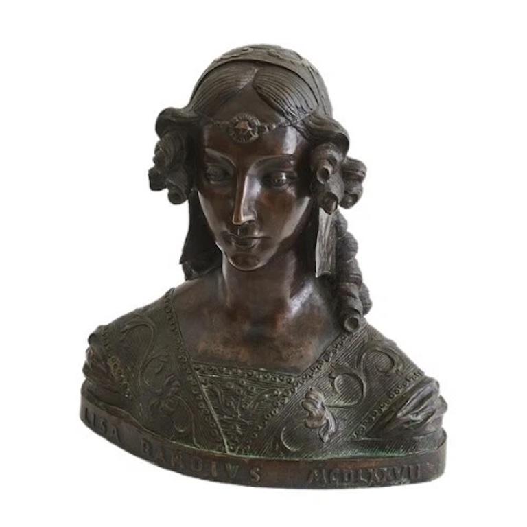 Un superbe buste en bronze finement ouvragé représentant une femme noble en tenue de style Renaissance.

Cette pièce captivante est un bel exemple de sculpture néoclassique du XIXe siècle. Le buste porte l'inscription 