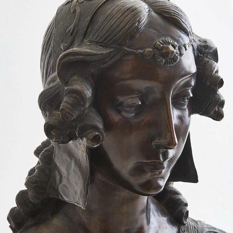20ième siècle Un superbe buste en bronze finement ouvragé représentant une femme noble de la Renaissance. en vente