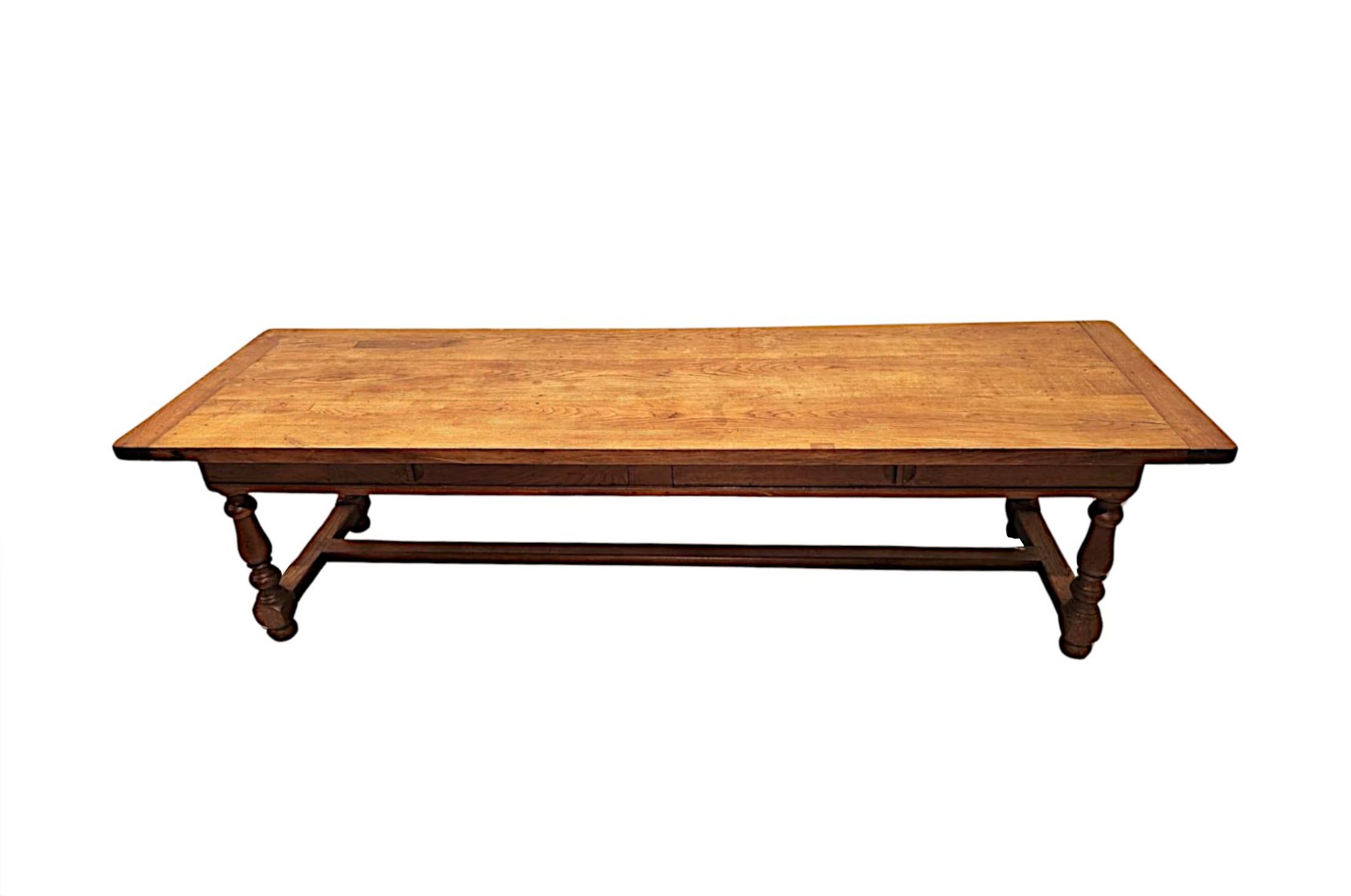 Une superbe table de réfectoire en chêne massif du 19e siècle aux proportions imposantes, finement sculptée à la main avec des extrémités en forme de planche à pain et d'une qualité exceptionnelle avec une patine et un grain d'une richesse