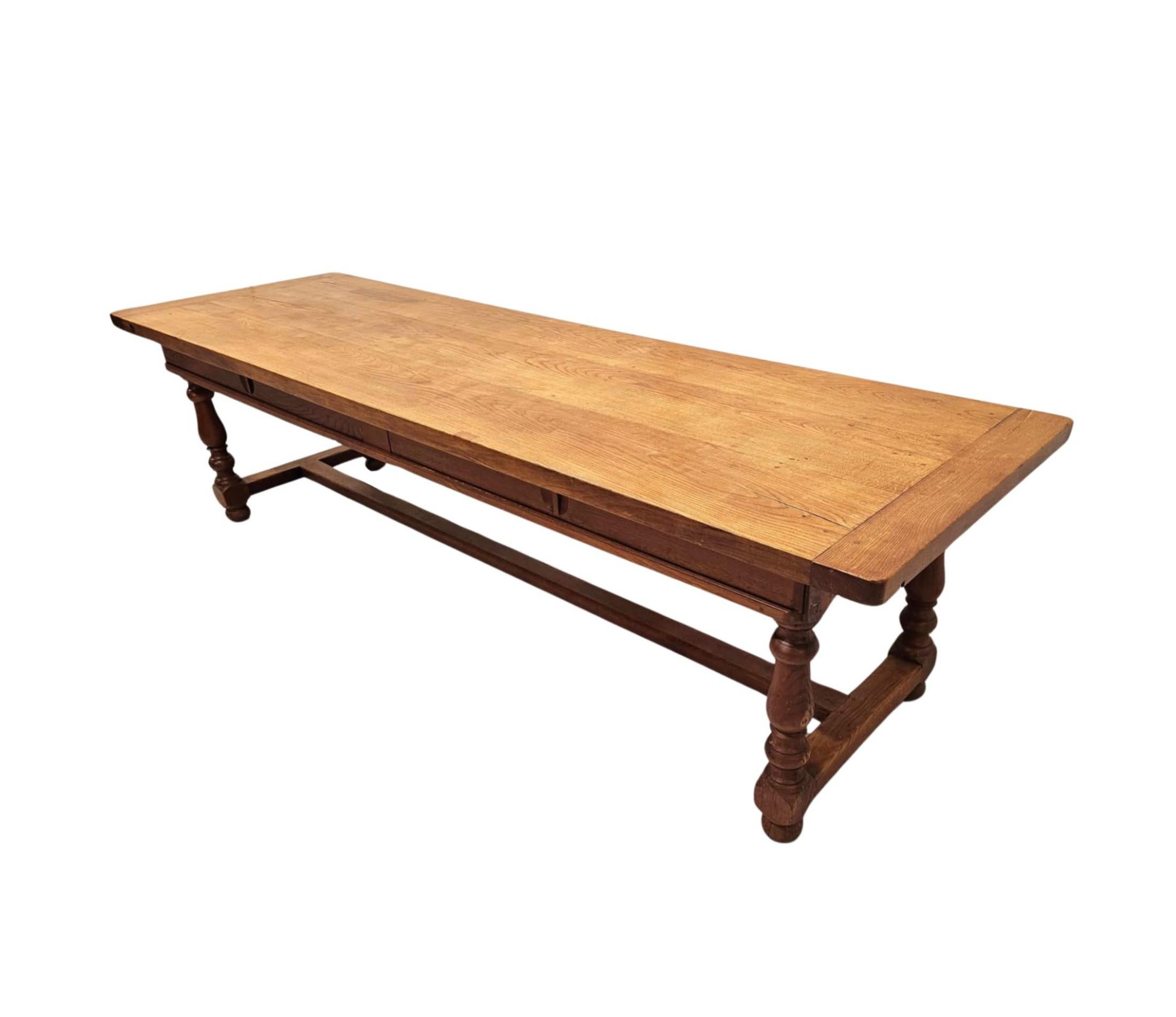 Français Superbe et grande table à manger de réfectoire en chêne massif du 19e siècle en vente