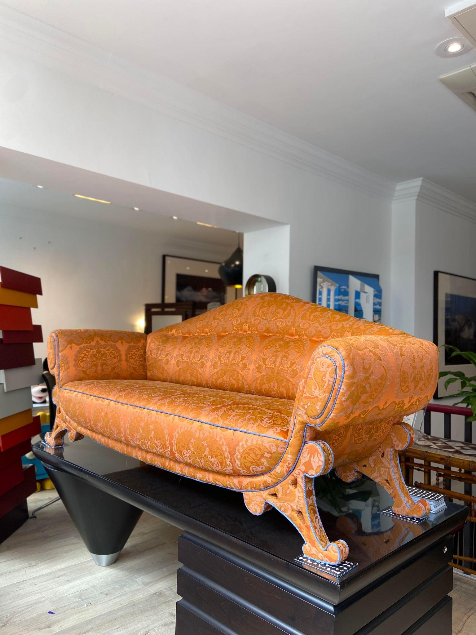 Un superbe et vibrant canapé du milieu du 20ème siècle par Pier Luigi Colli, récemment recouvert d'un tissu de brocart orange vibrant. 

Dimensions : 
Hauteur : 87 cm
Largeur : 200 cm 
Profondeur : 75 cm
Hauteur du siège : 36 cm 
