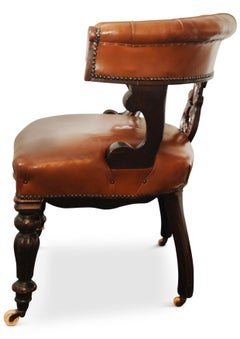 Impresionante silla de capitán inglesa antigua de cuero tostado pulido con ruedas