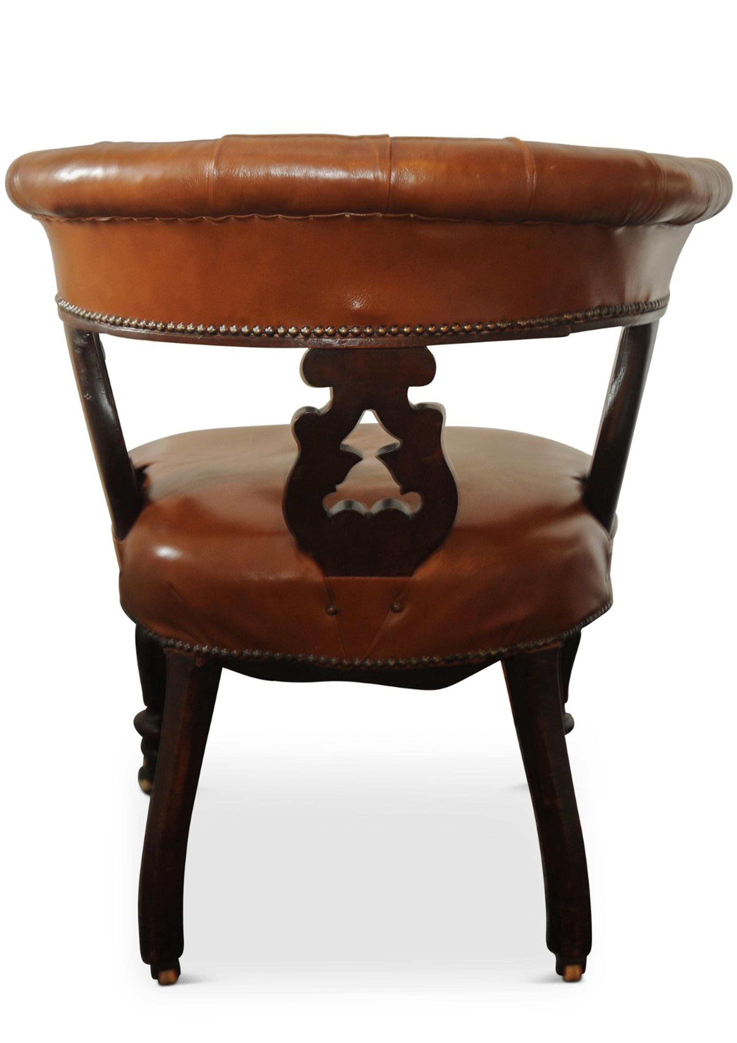 Anglais Superbe chaise de capitaine anglaise ancienne en cuir poli brun clair avec roulettes en vente
