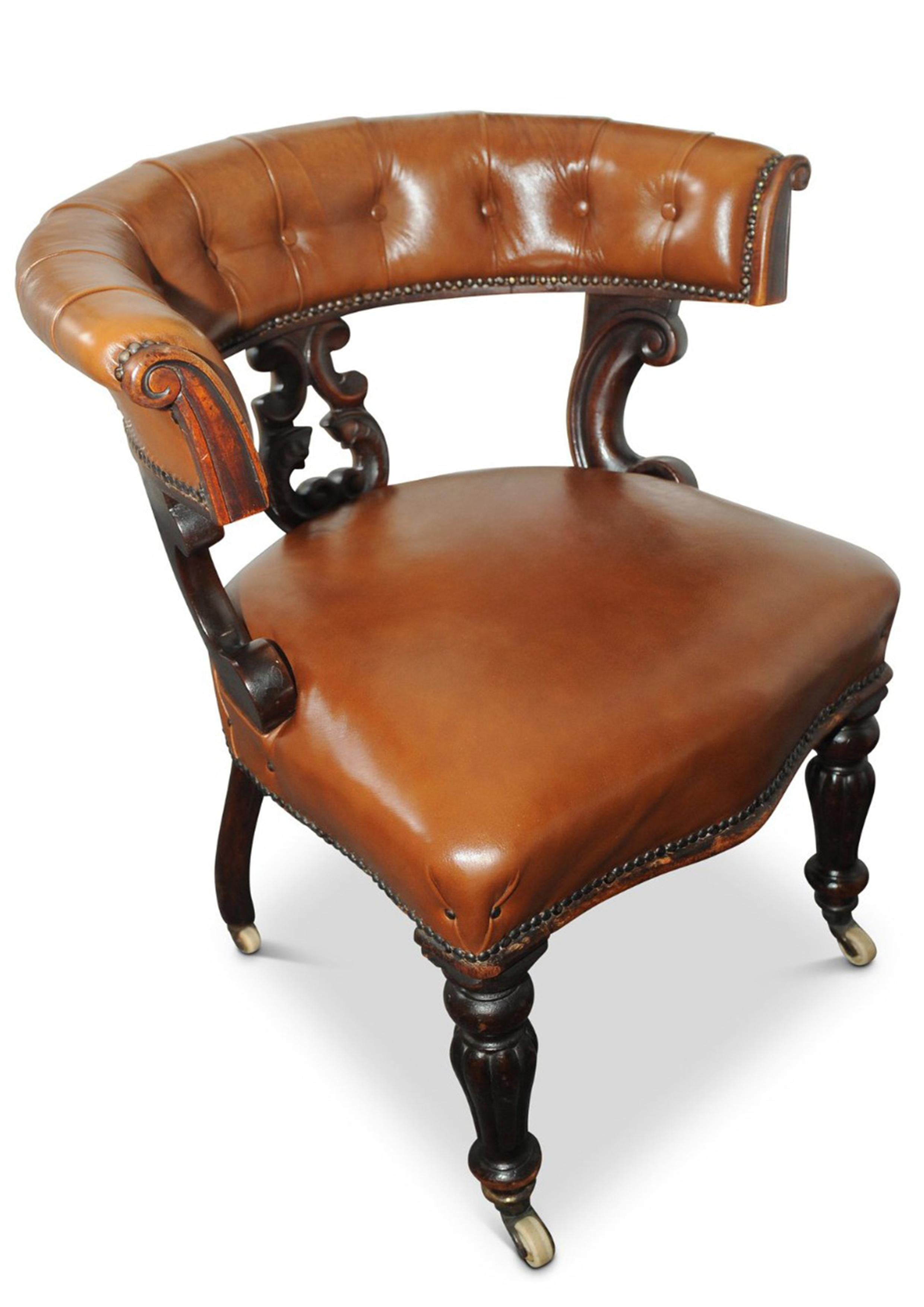 Superbe chaise de capitaine anglaise ancienne en cuir poli brun clair avec roulettes Bon état - En vente à Reading, Berkshire