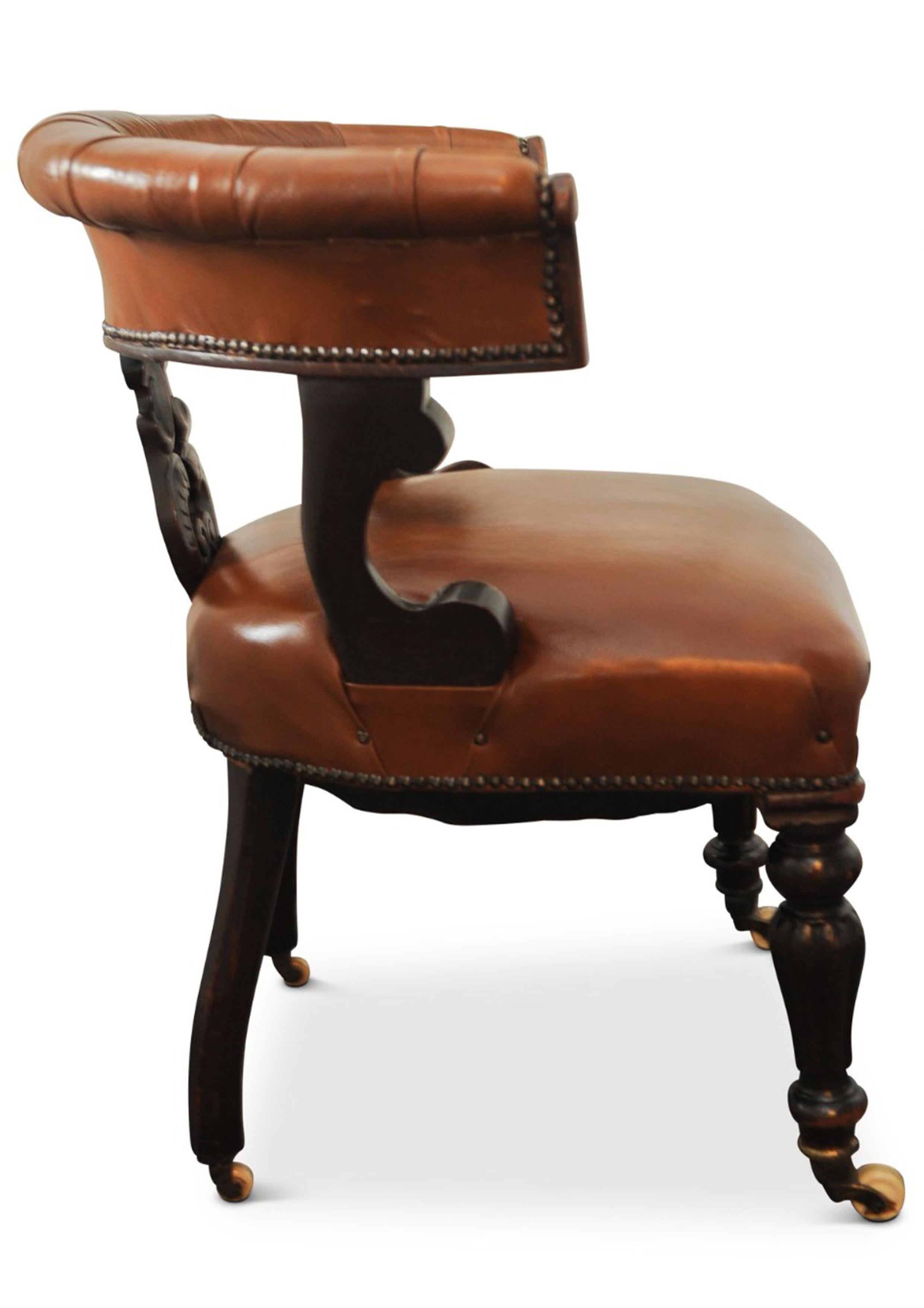 XIXe siècle Superbe chaise de capitaine anglaise ancienne en cuir poli brun clair avec roulettes en vente