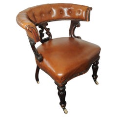 Superbe chaise de capitaine anglaise ancienne en cuir poli brun clair avec roulettes